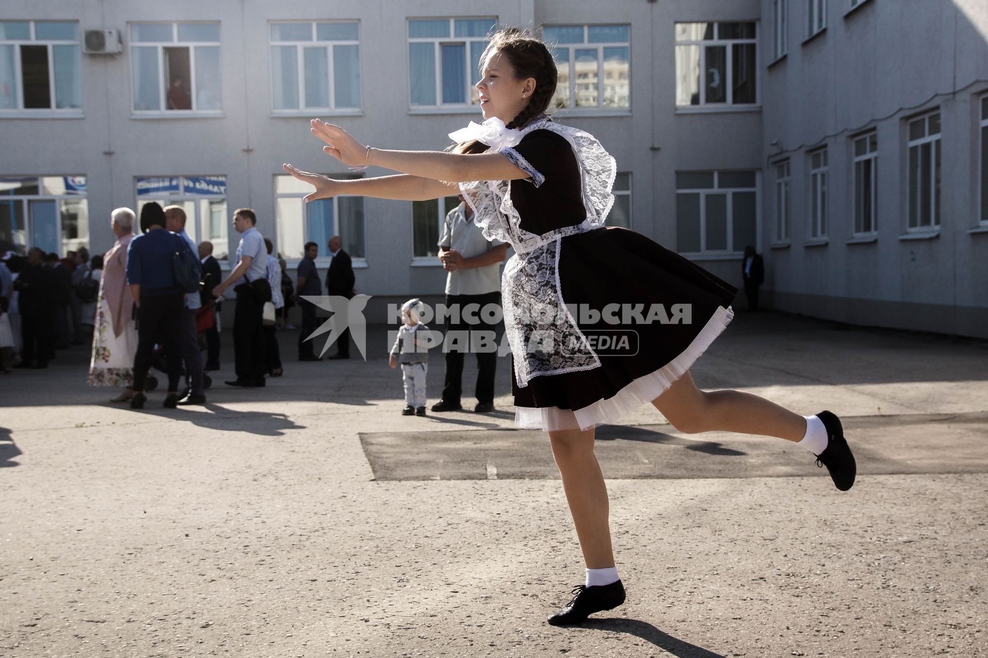 Самара. Школьники на торжественной линейке, посвященной Дню знаний.