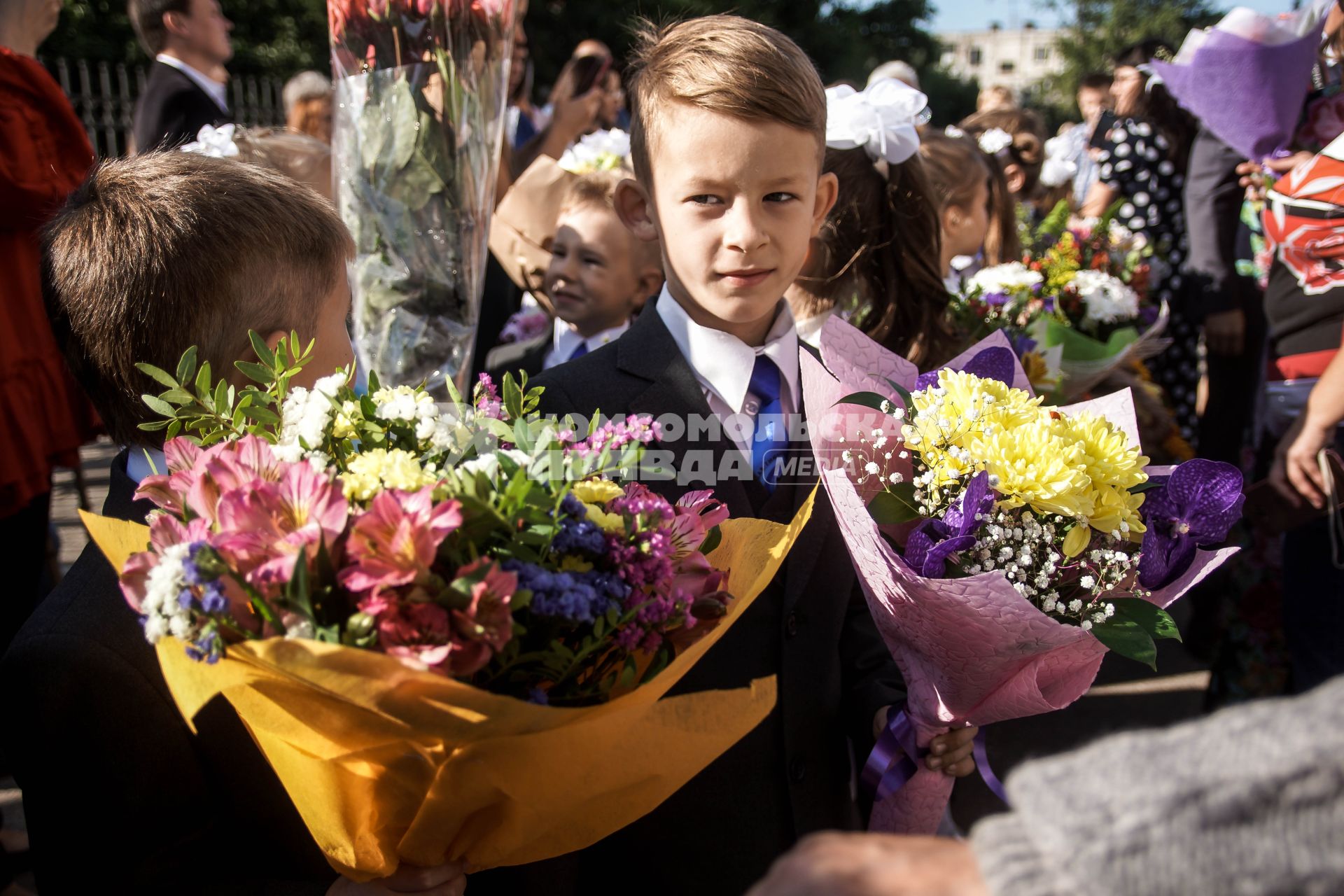 Самара. Школьники на торжественной линейке, посвященной Дню знаний.