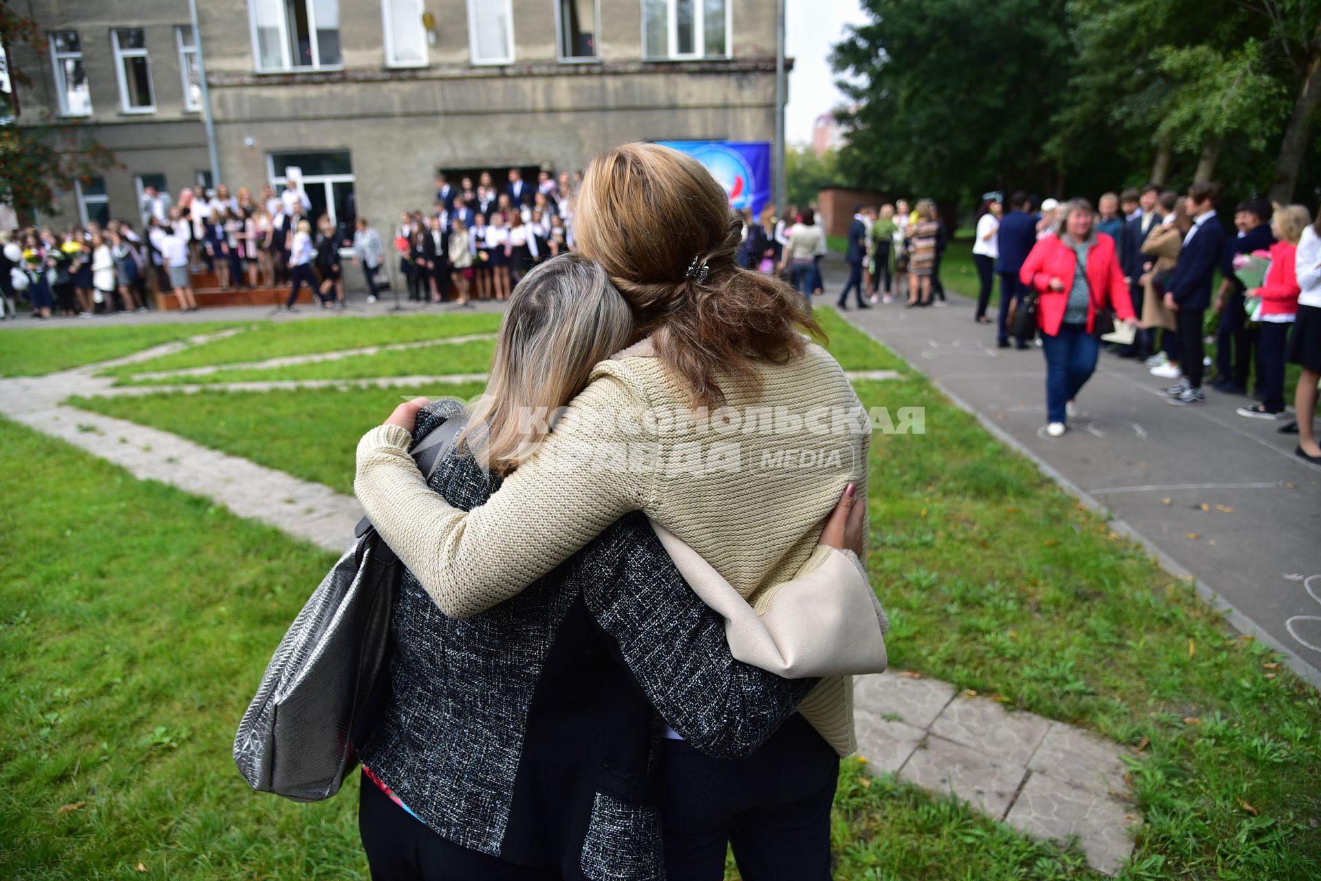 Новосибирск. Родители на торжественной линейке, посвященной Дню знаний.