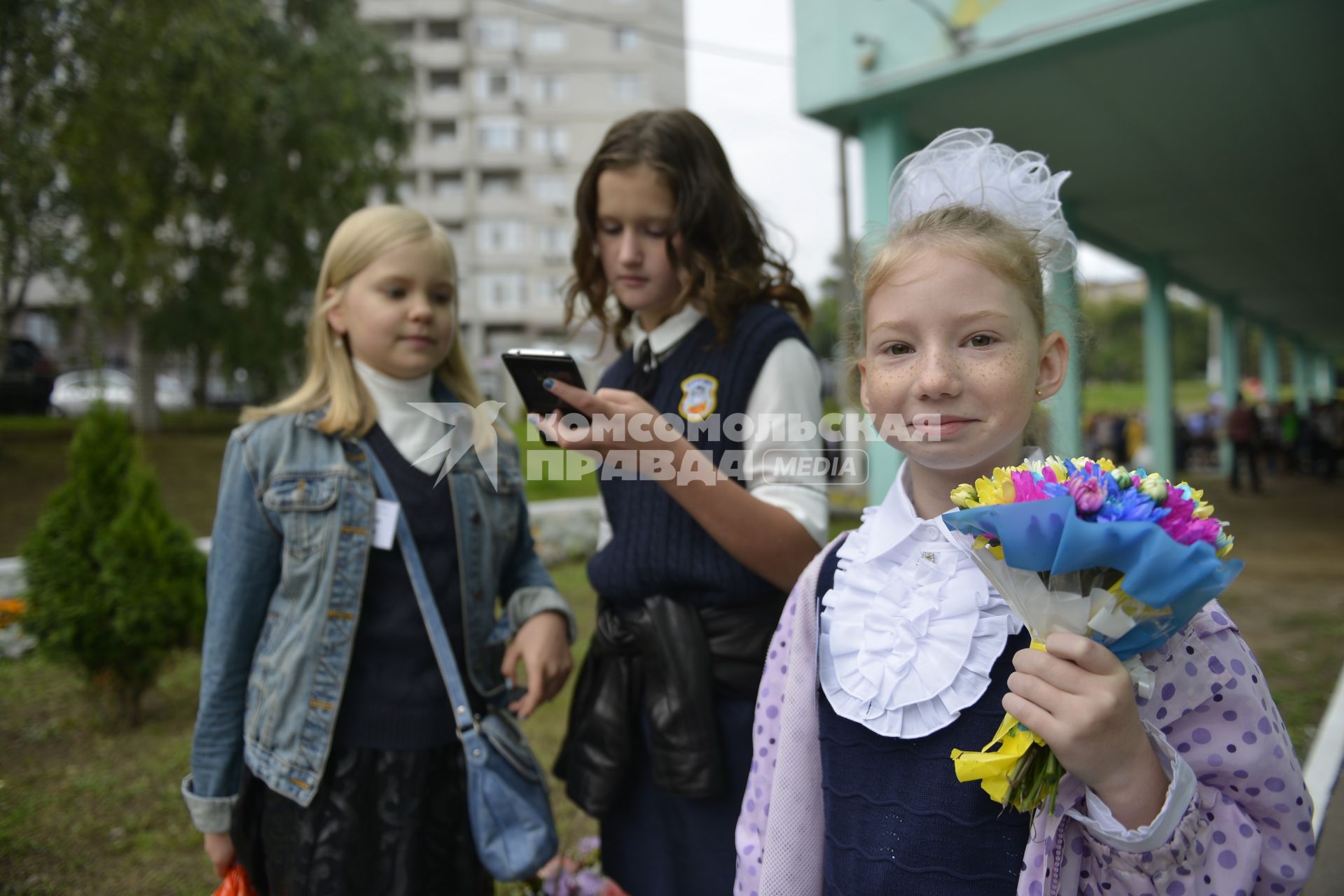 Тула. Школьники на торжественной линейке, посвященной Дню знаний.