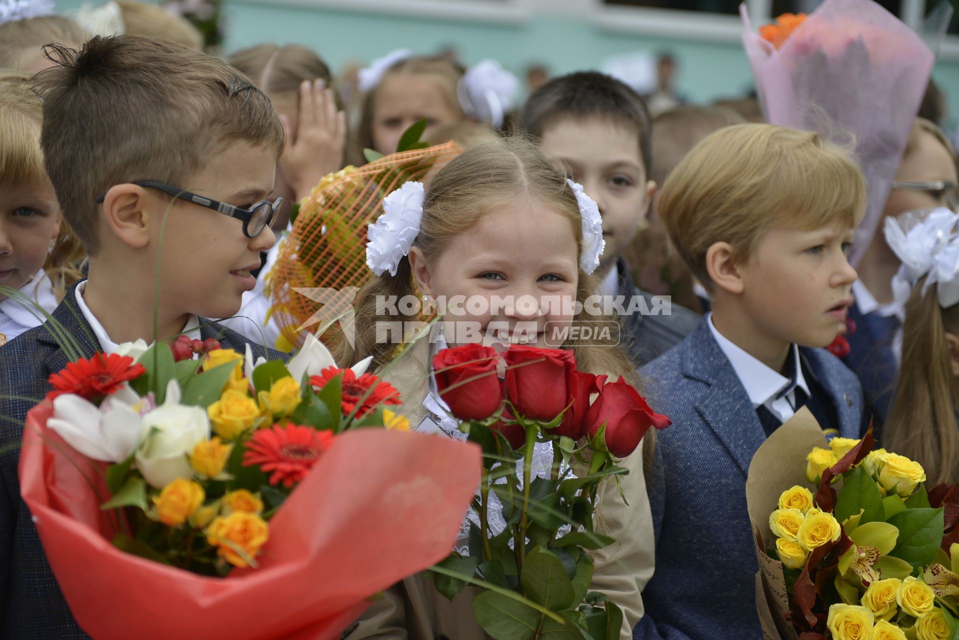 Тула. Школьники на торжественной линейке, посвященной Дню знаний.