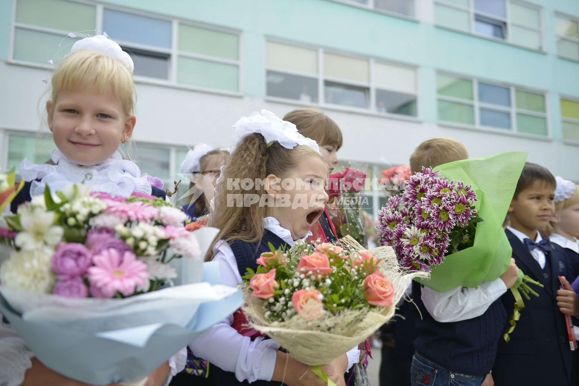 Тула. Школьники на торжественной линейке, посвященной Дню знаний.