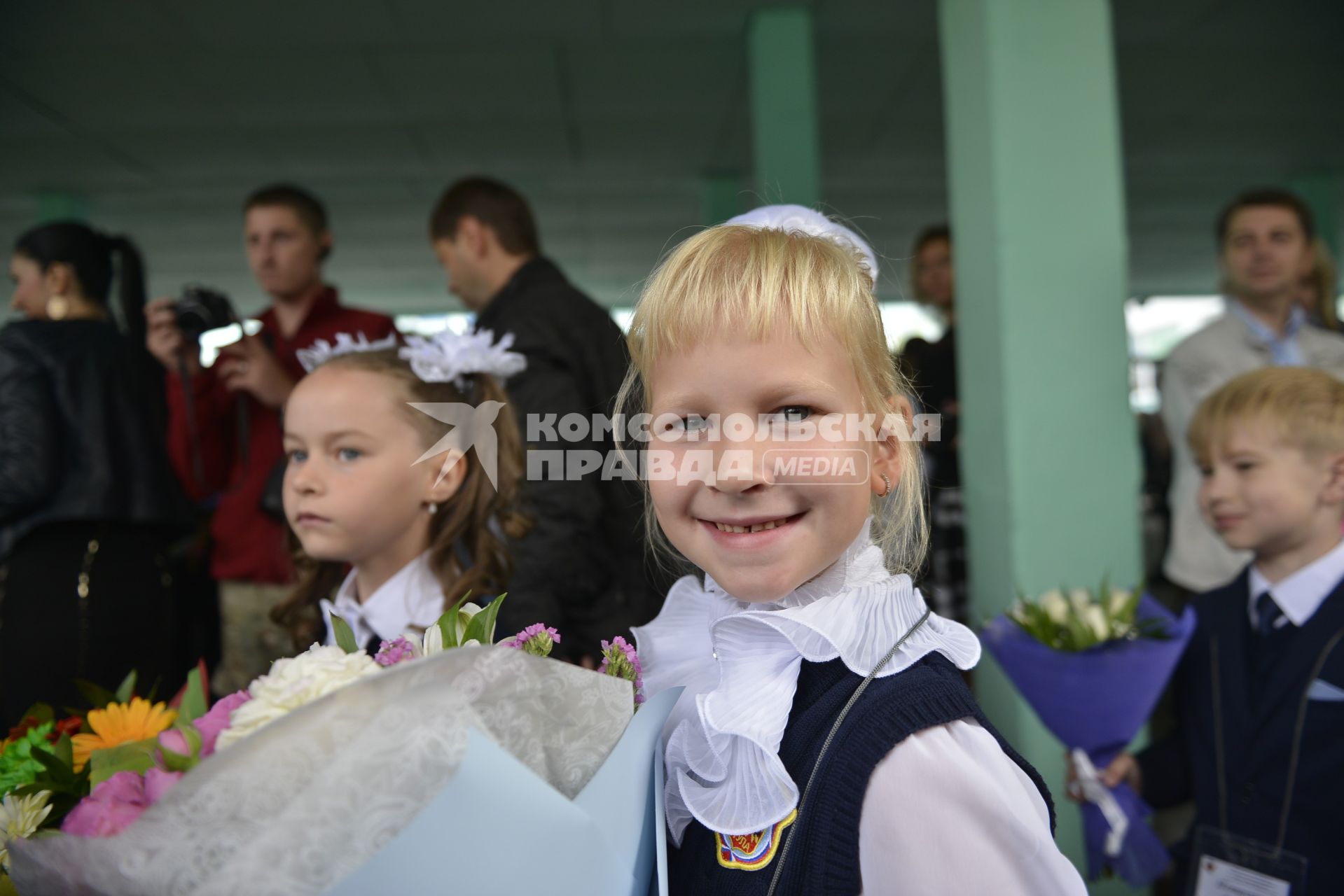 Тула. Школьники на торжественной линейке, посвященной Дню знаний.