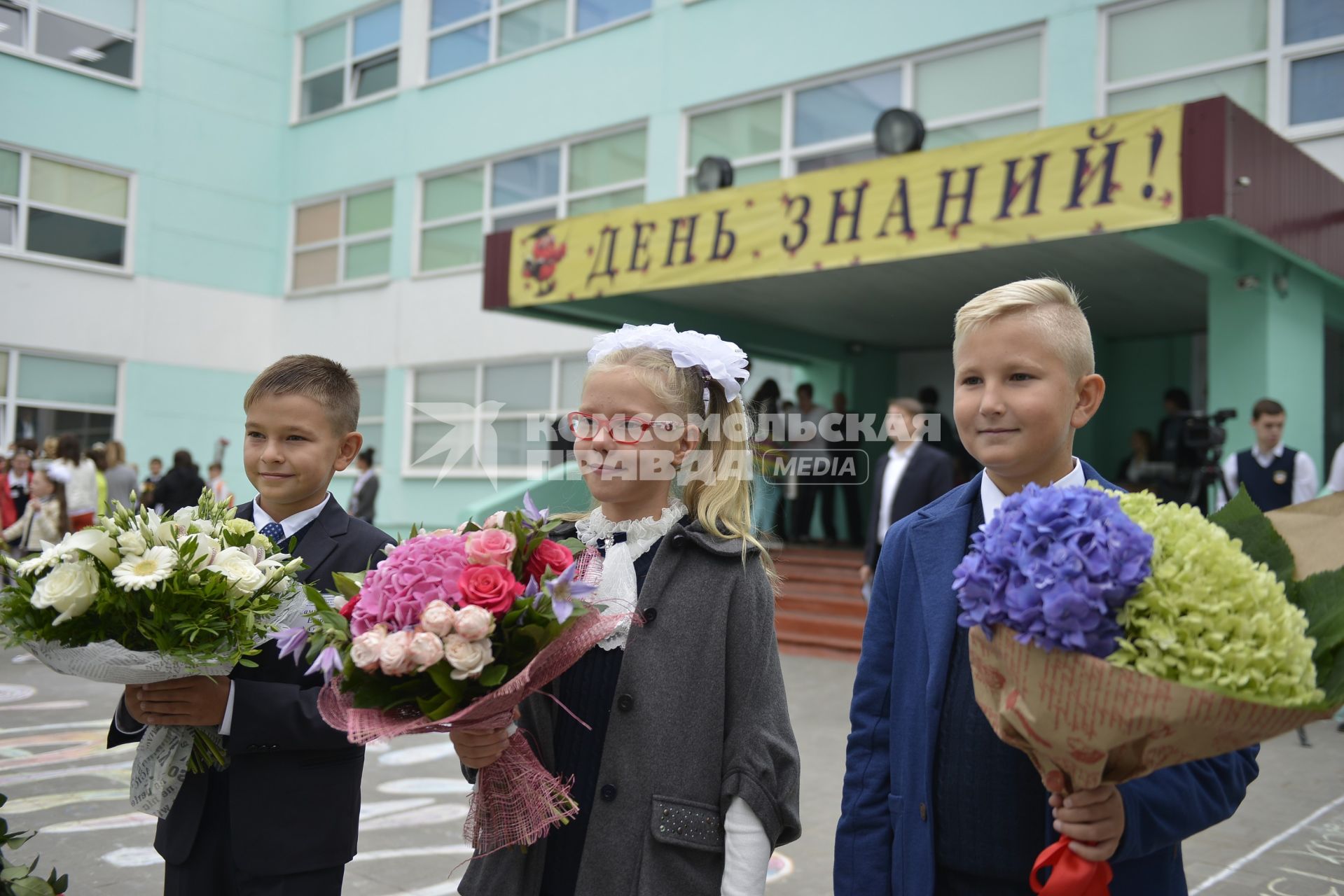 Тула. Школьники на торжественной линейке, посвященной Дню знаний.