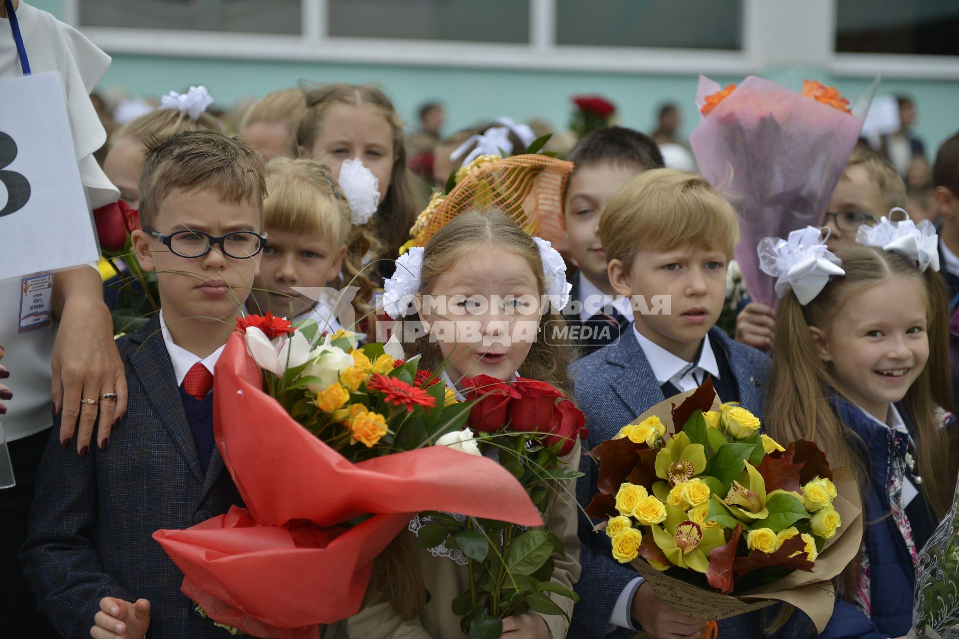 Тула. Школьники на торжественной линейке, посвященной Дню знаний.