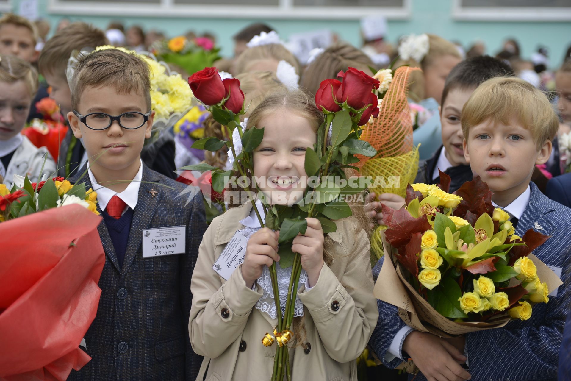 Тула. Школьники на торжественной линейке, посвященной Дню знаний.