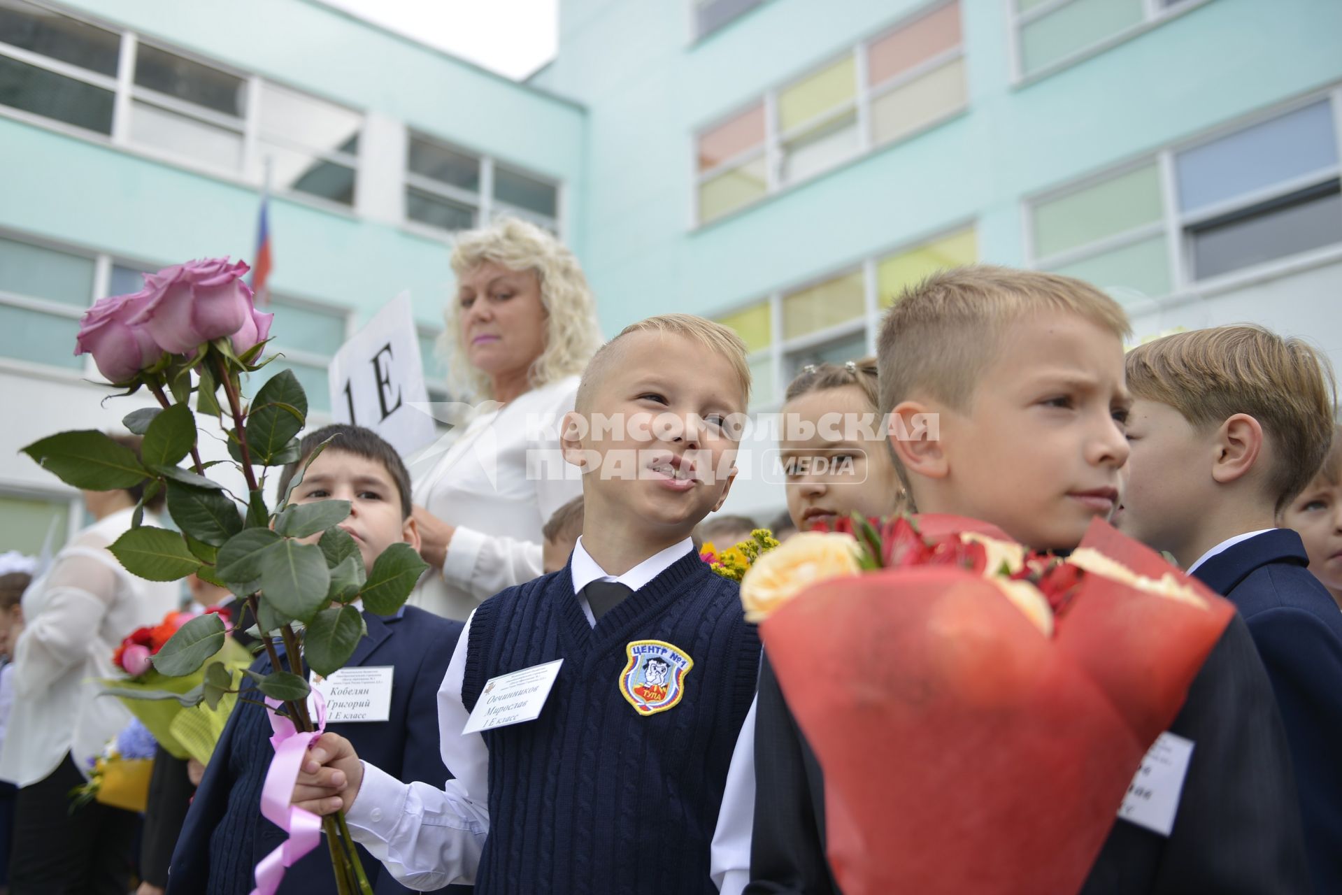 Тула. Школьники на торжественной линейке, посвященной Дню знаний.