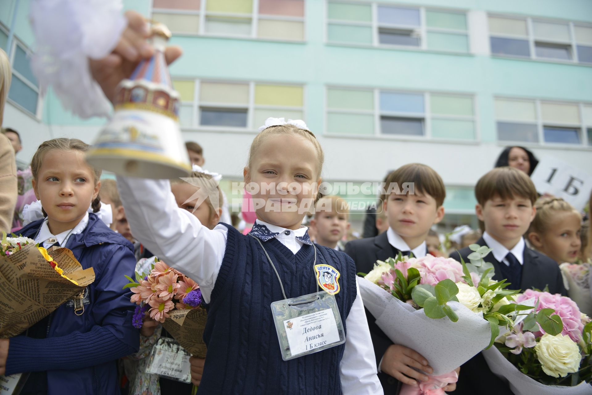 Тула. Школьники на торжественной линейке, посвященной Дню знаний.