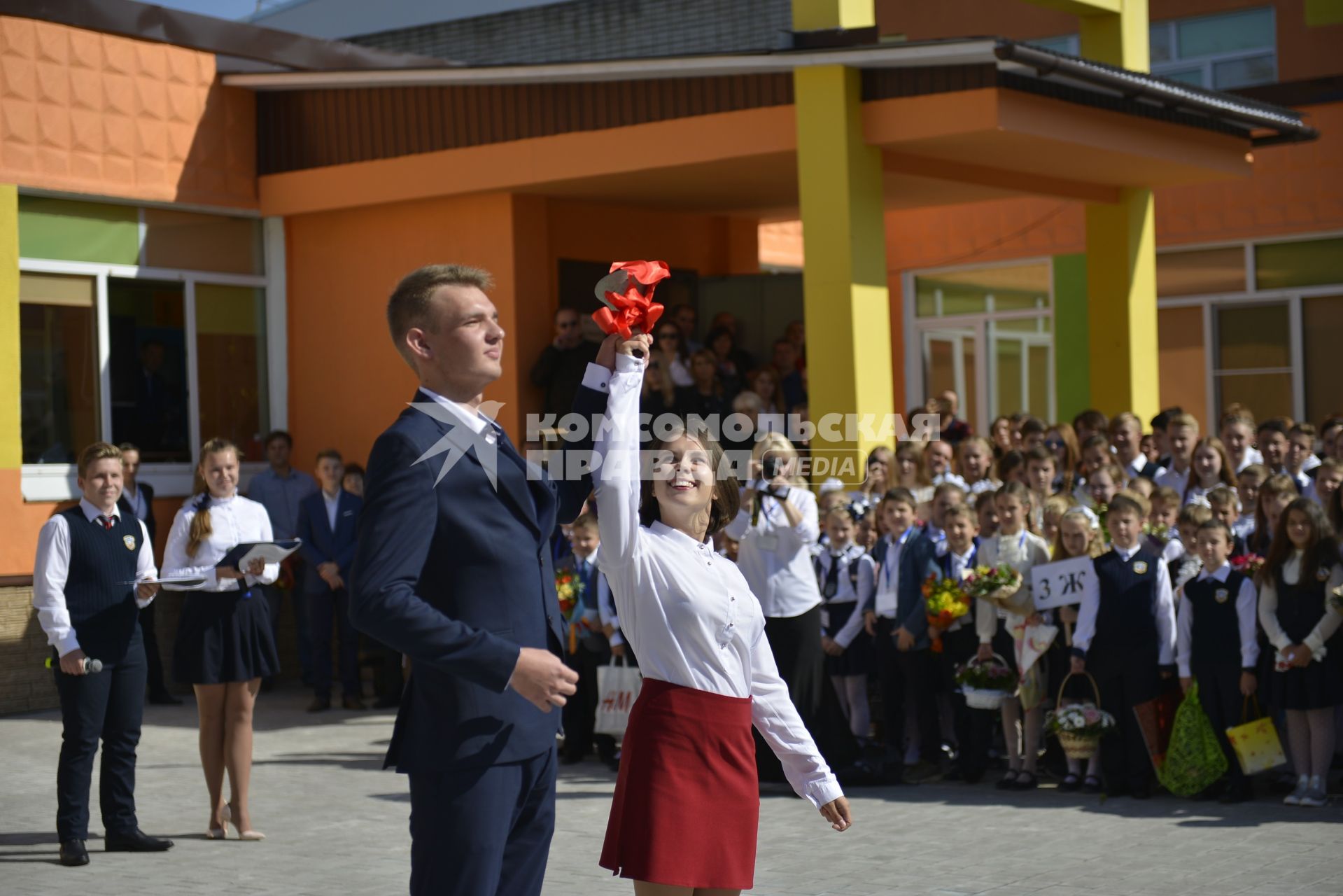 Тула. Школьники на торжественной линейке, посвященной Дню знаний.