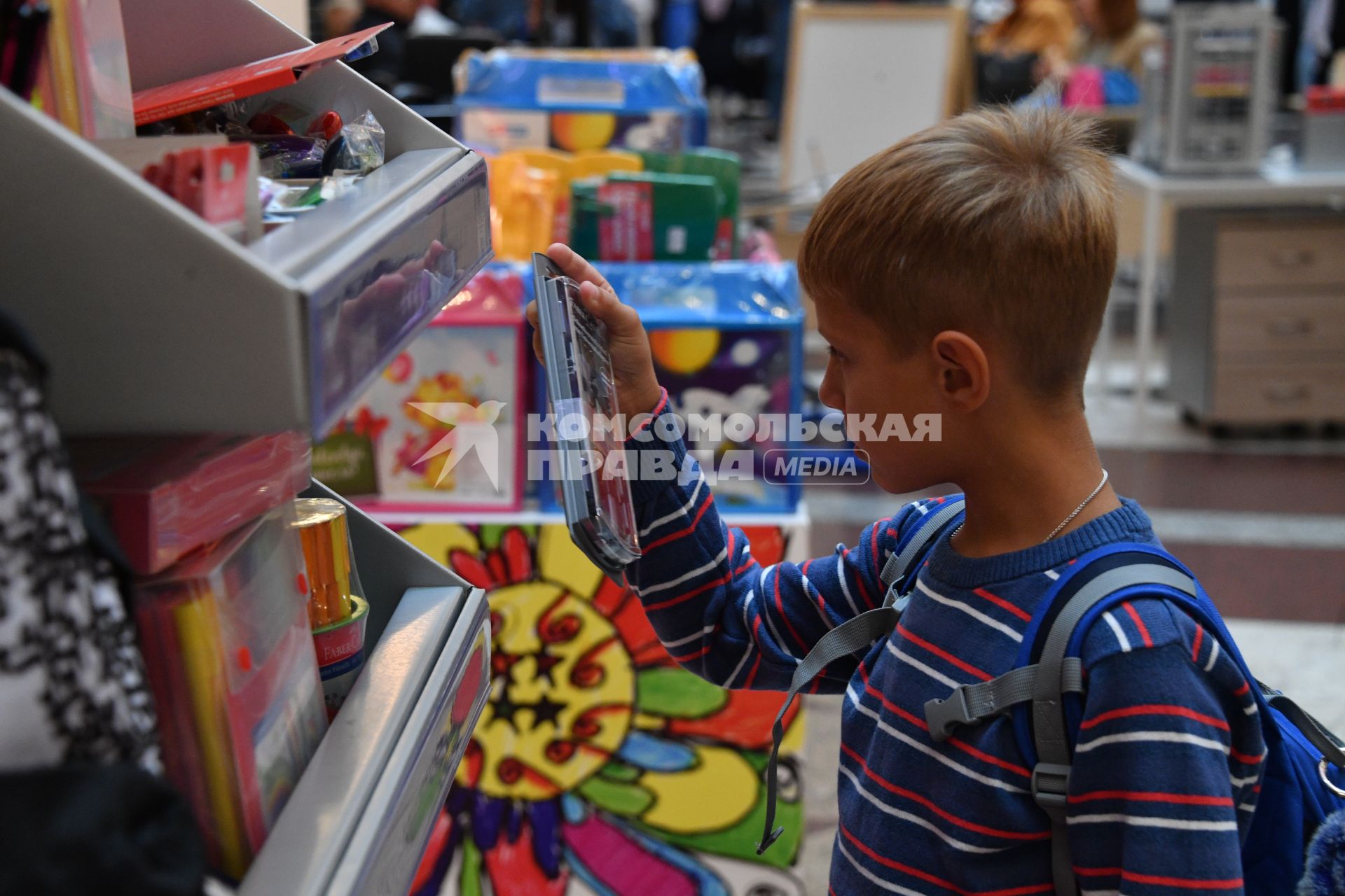 Москва.  Мальчик  на школьной ярмарке в `Центральном детском магазине`.