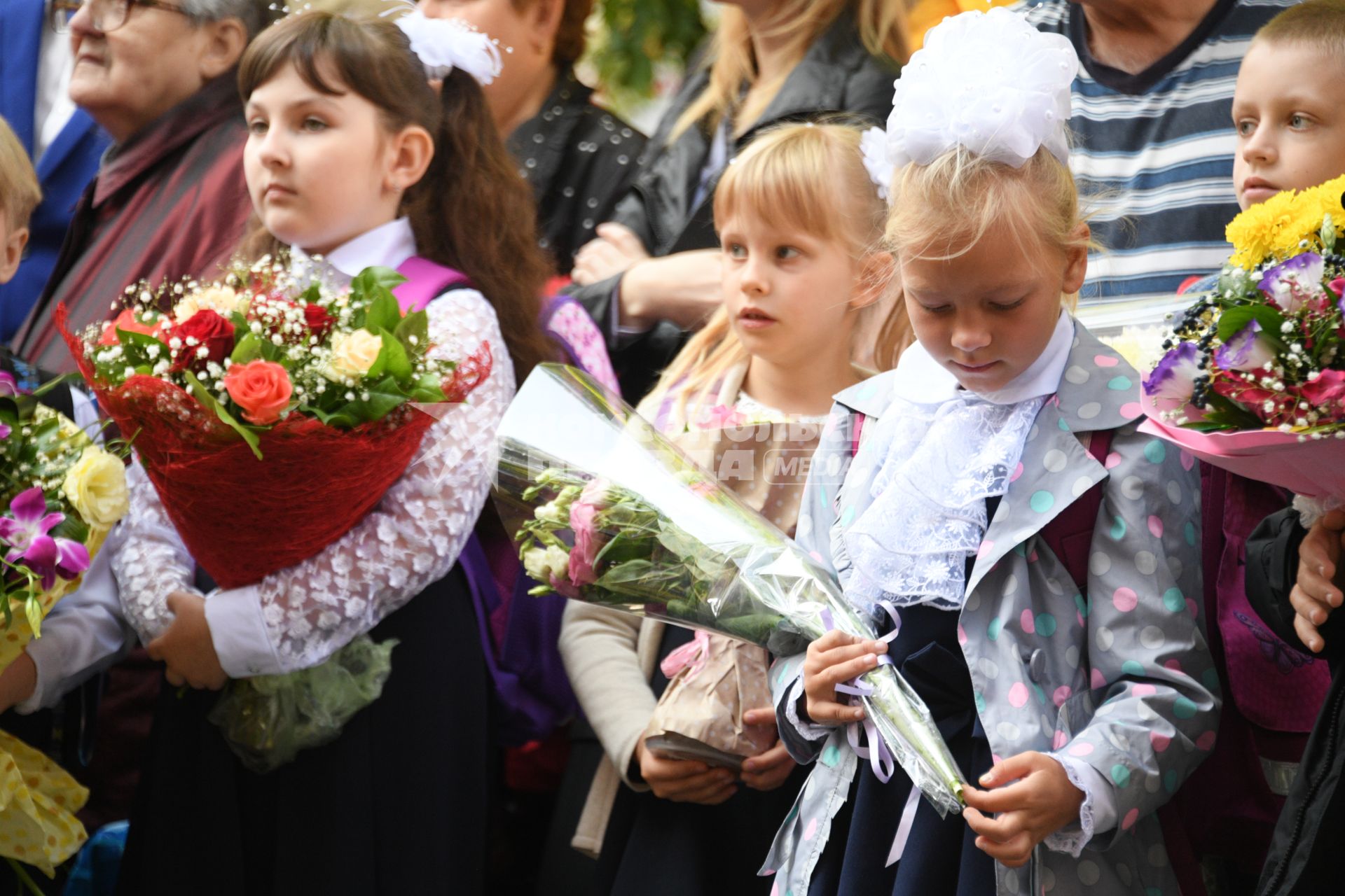 Москва. Школьники на торжественной линейке, посвященной Дню знаний.