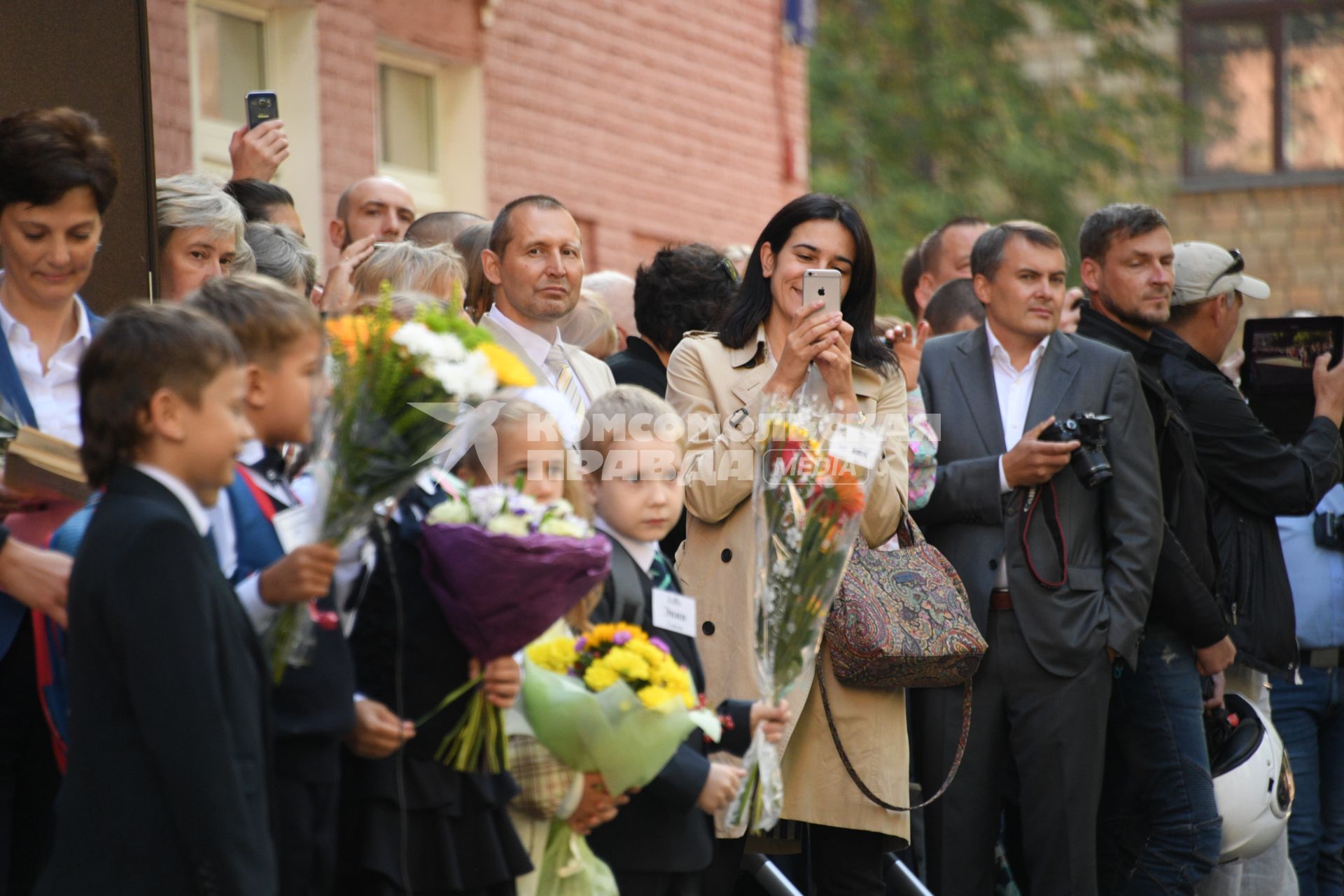 Москва. Родители на торжественной линейке, посвященной Дню знаний.