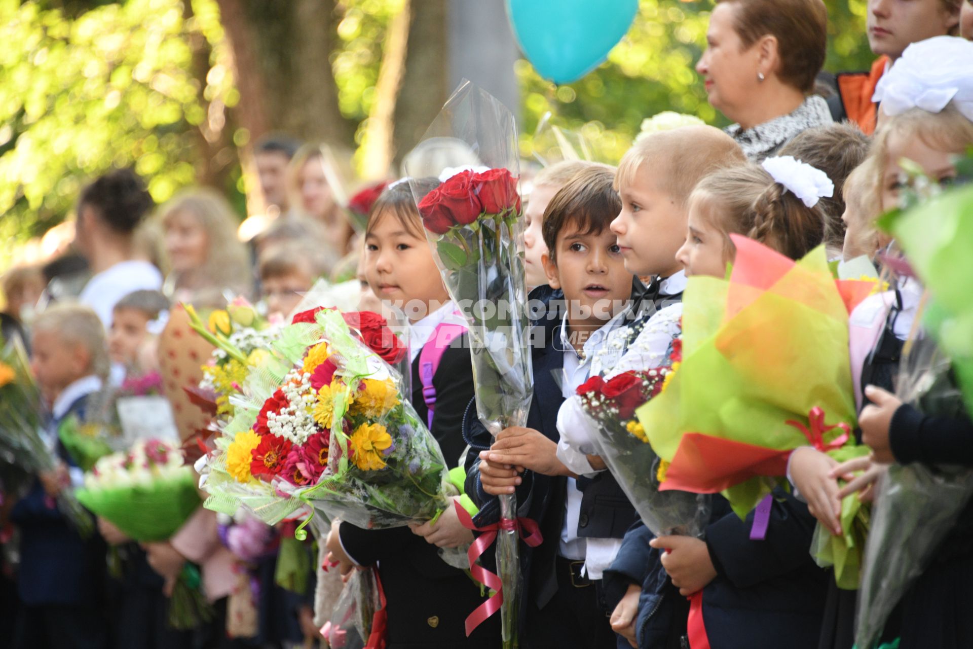 Москва. Школьники на торжественной линейке, посвященной Дню знаний.