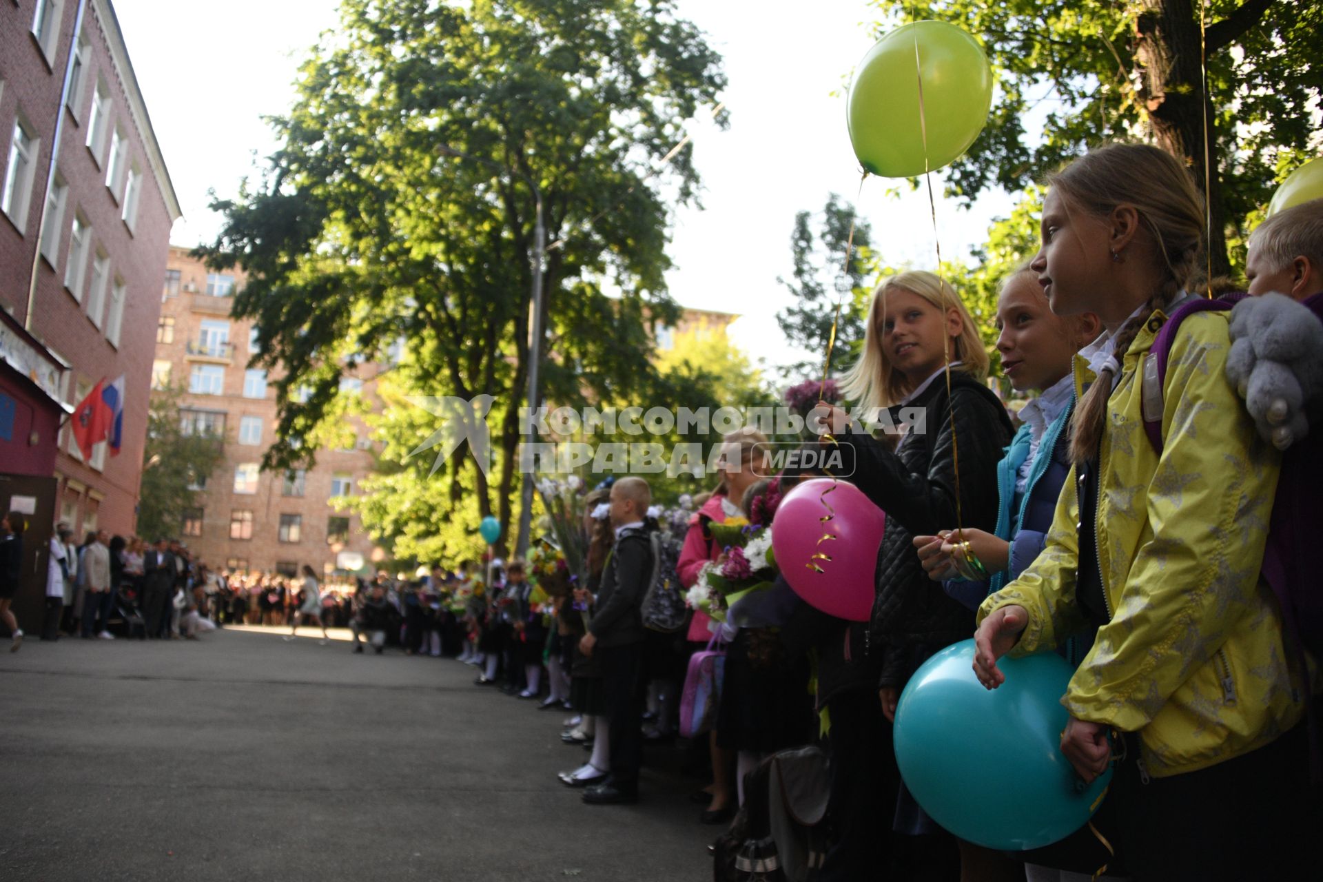 Москва. Школьники на торжественной линейке, посвященной Дню знаний.