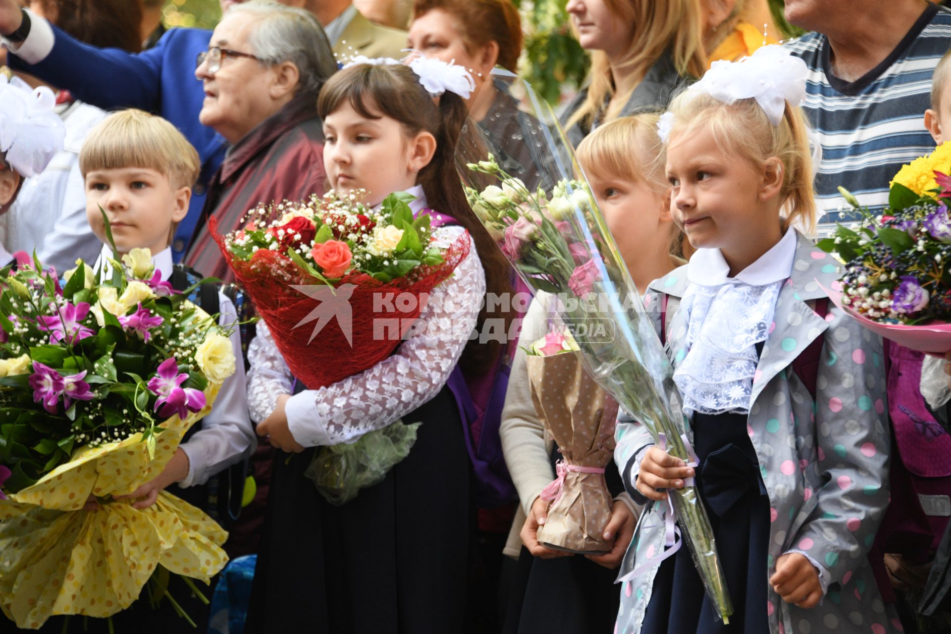 Москва. Школьники на торжественной линейке, посвященной Дню знаний.