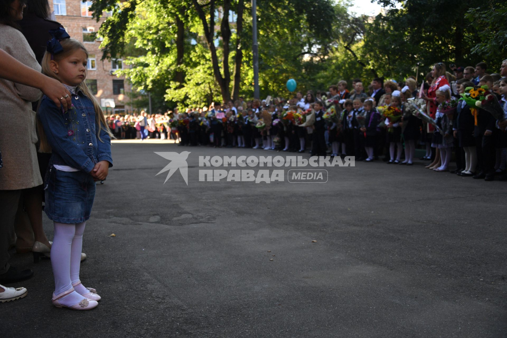 Москва. Школьники на торжественной линейке, посвященной Дню знаний.