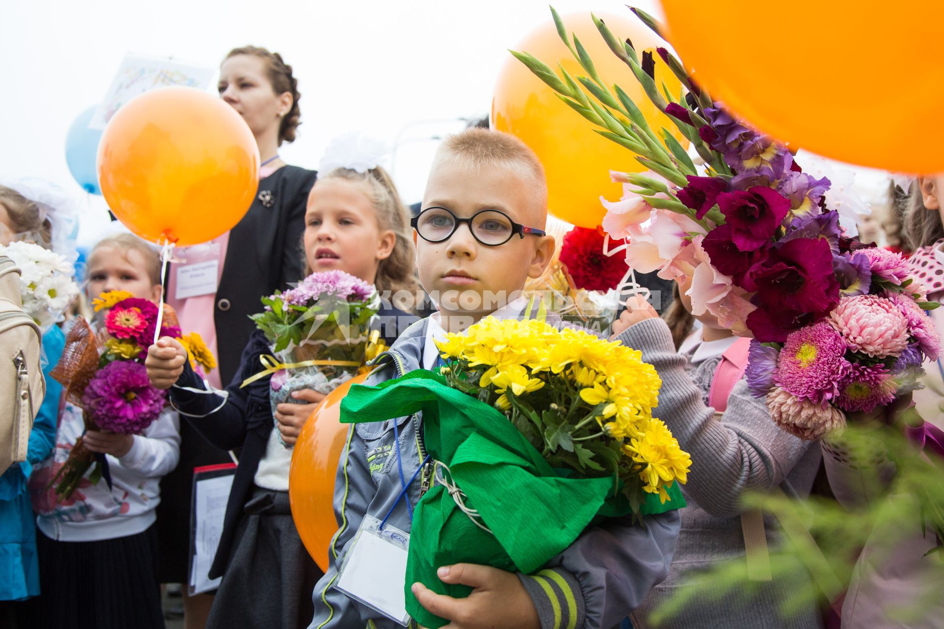 Челябинск. Школьники на торжественной линейке, посвященной Дню знаний.