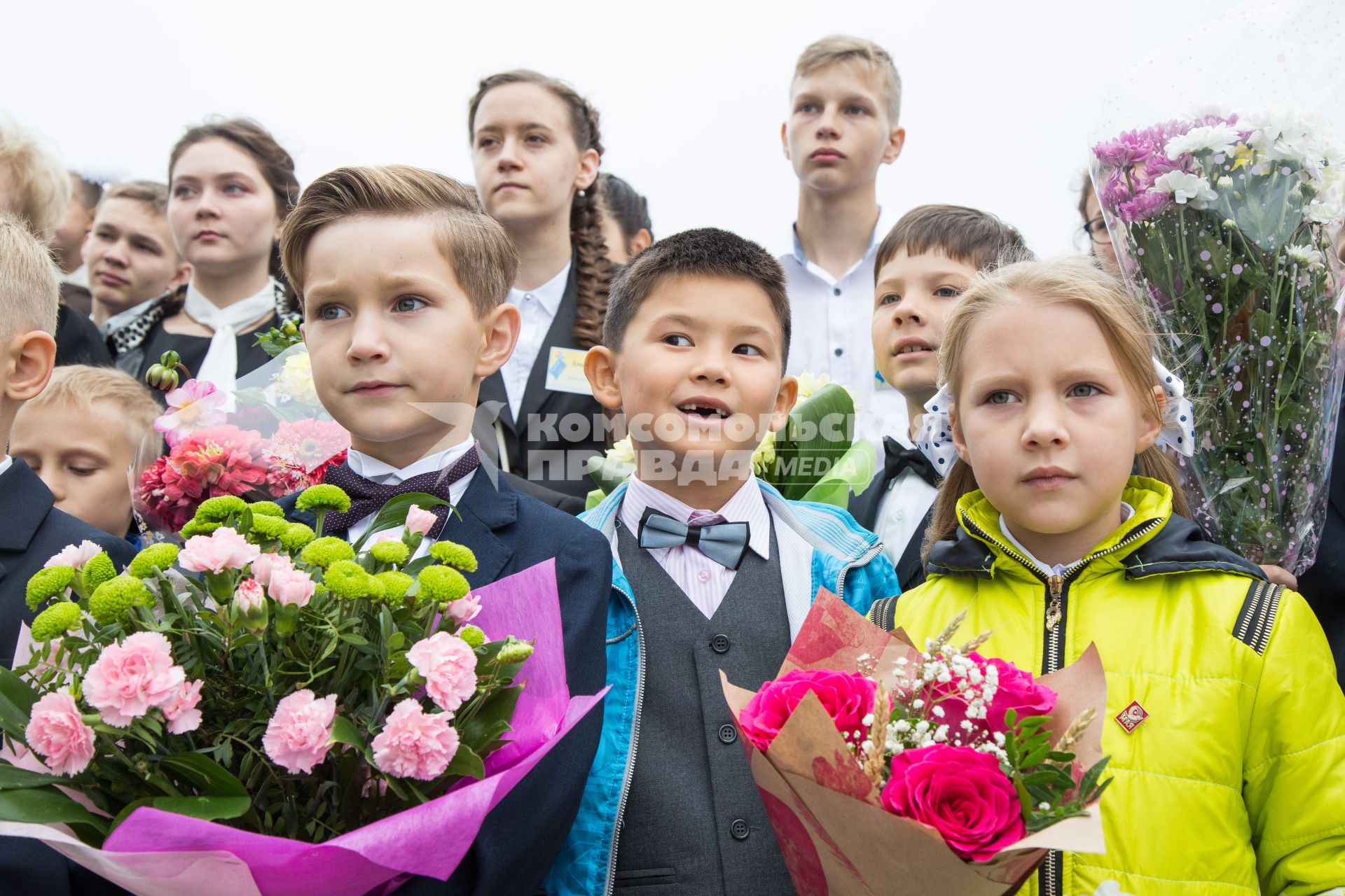 Челябинск. Школьники на торжественной линейке, посвященной Дню знаний.