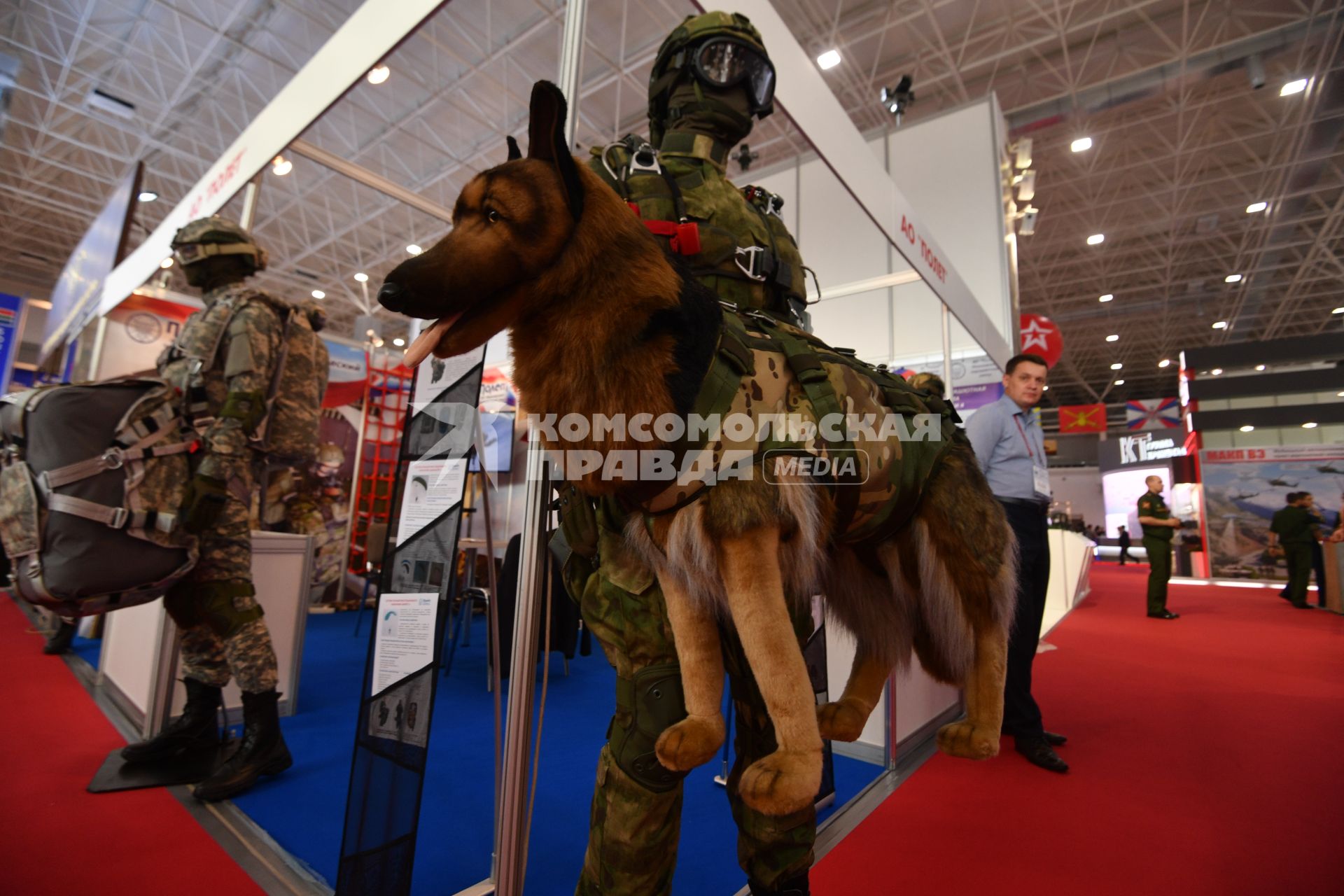 Московская область, Кубинка.   Манекены военнослужащего   и служебной собаки на Международном военно-техническом  форуме  `Армия-2017`в парке `Патриот`.