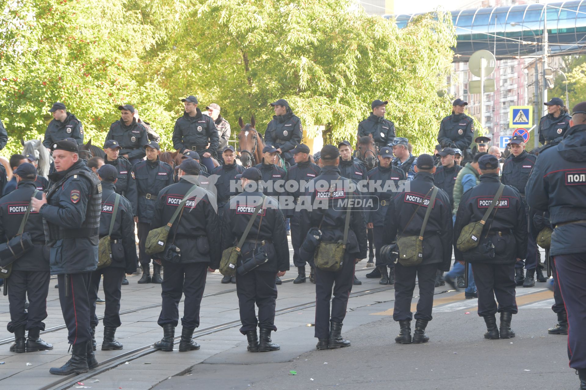 Москва.   Сотрудники полиции в день праздника жертвоприношения Курбан-Байрам на одной из улиц города.