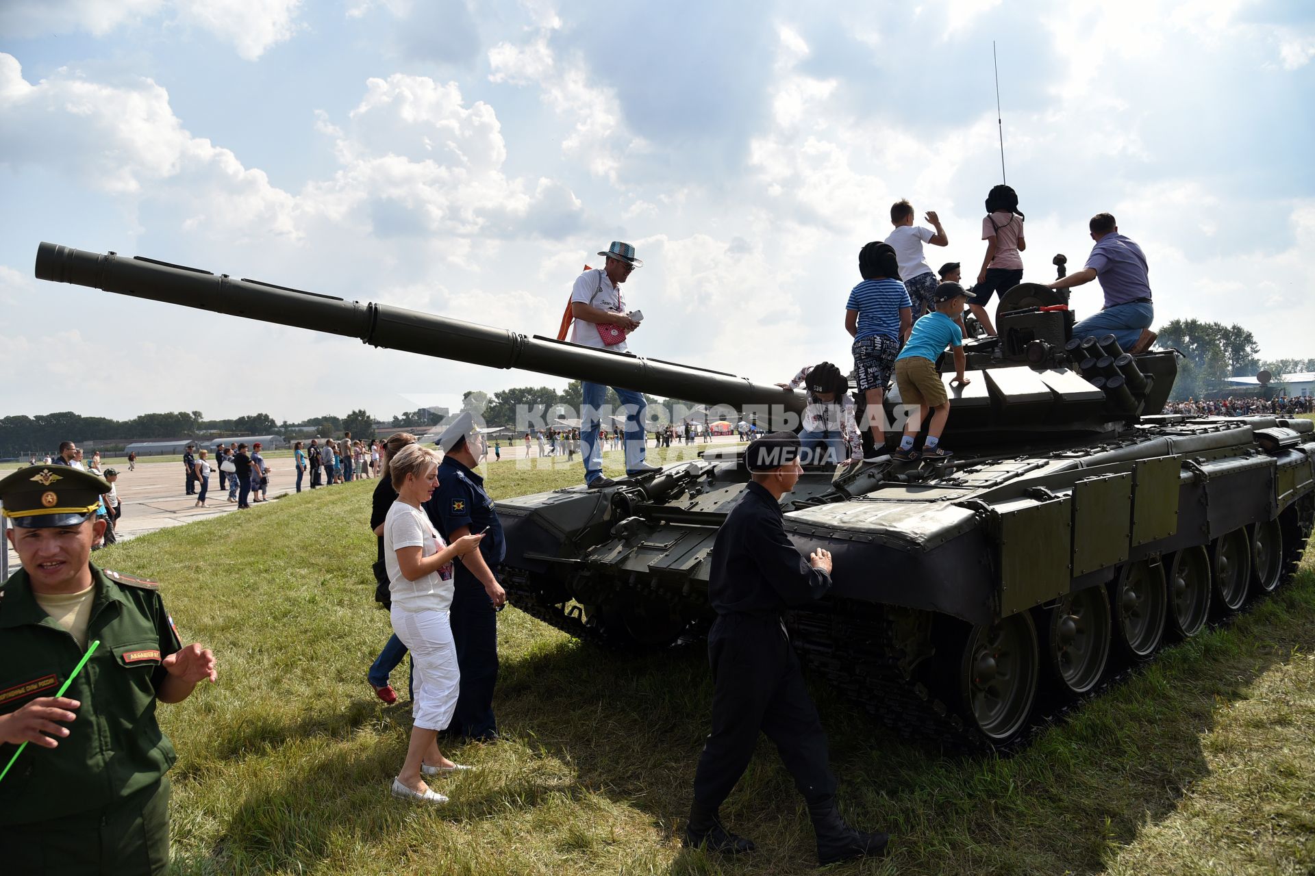 Новосибирск.  Посетители осматривают экспонаты   на Международном военно-техническом  форуме  `Армия-2017`.