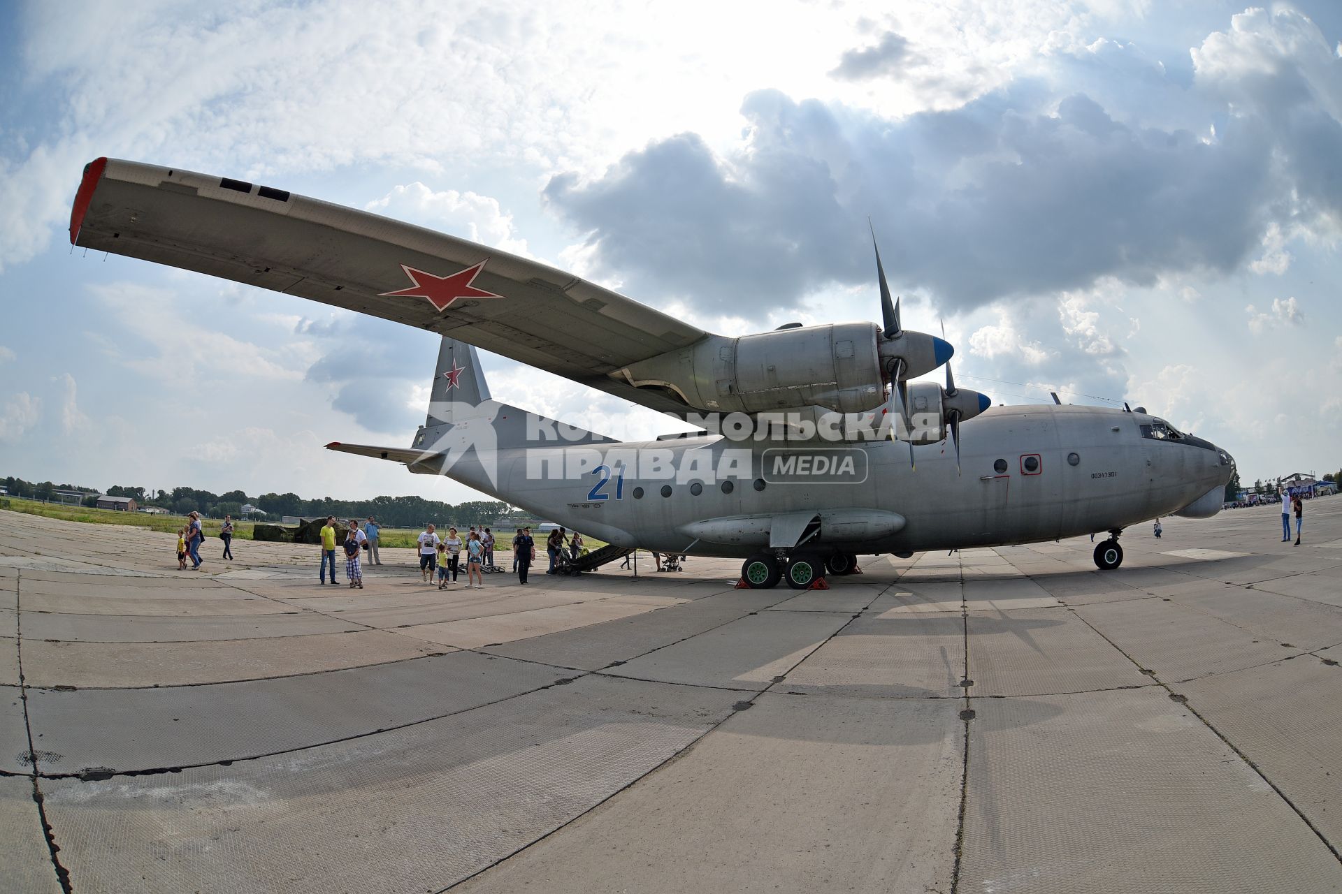 Новосибирск.  Самолет АН-12   на Международном военно-техническом  форуме  `Армия-2017`.