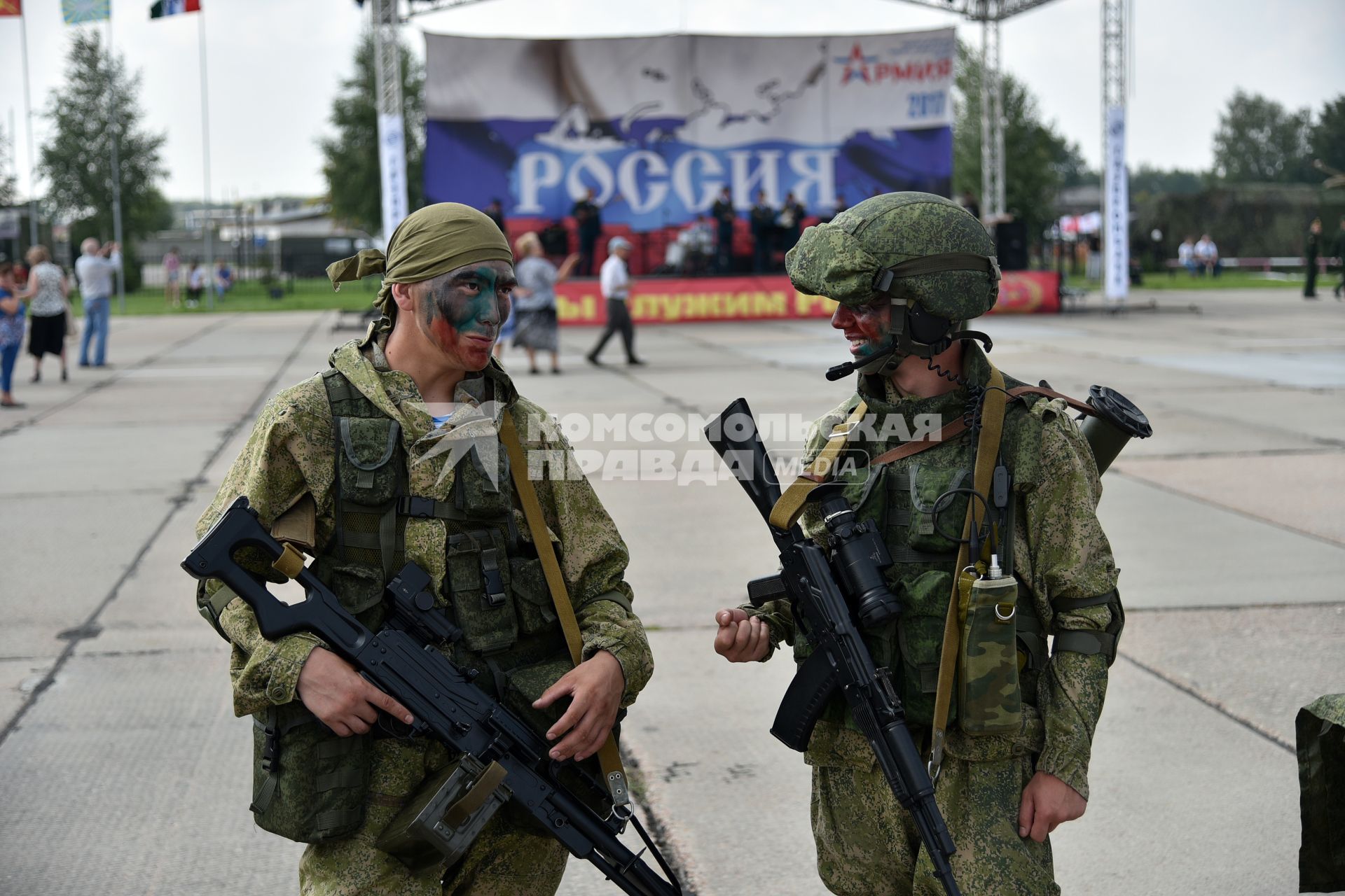 Новосибирск.  Военные в камуфляжной форме  на Международном военно-техническом  форуме  `Армия-2017`.