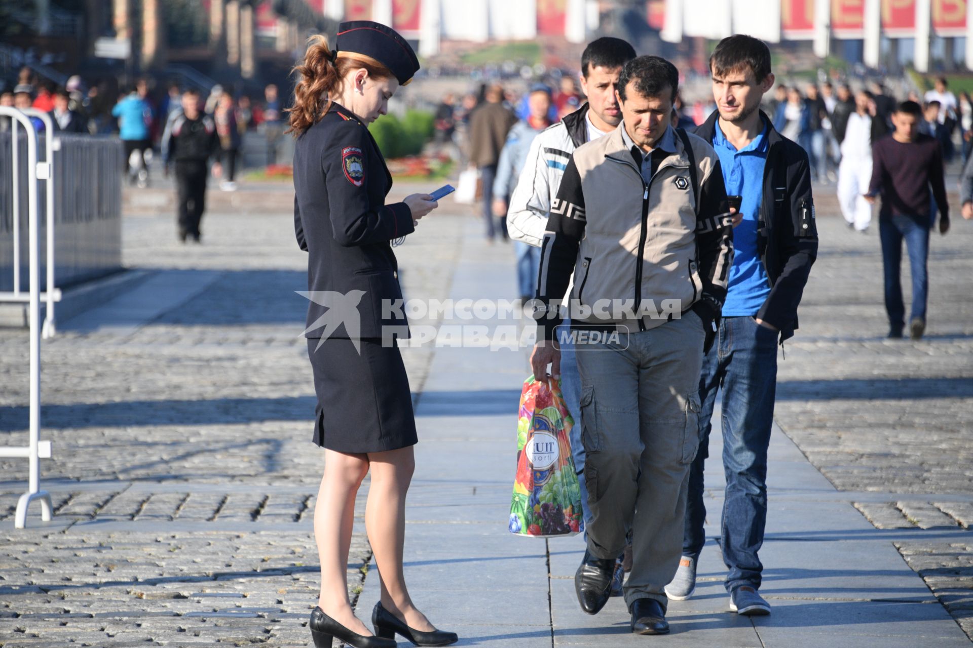 Москва. Мусульмане  на Поклонной горе в день праздника жертвоприношения Курбан-байрам.