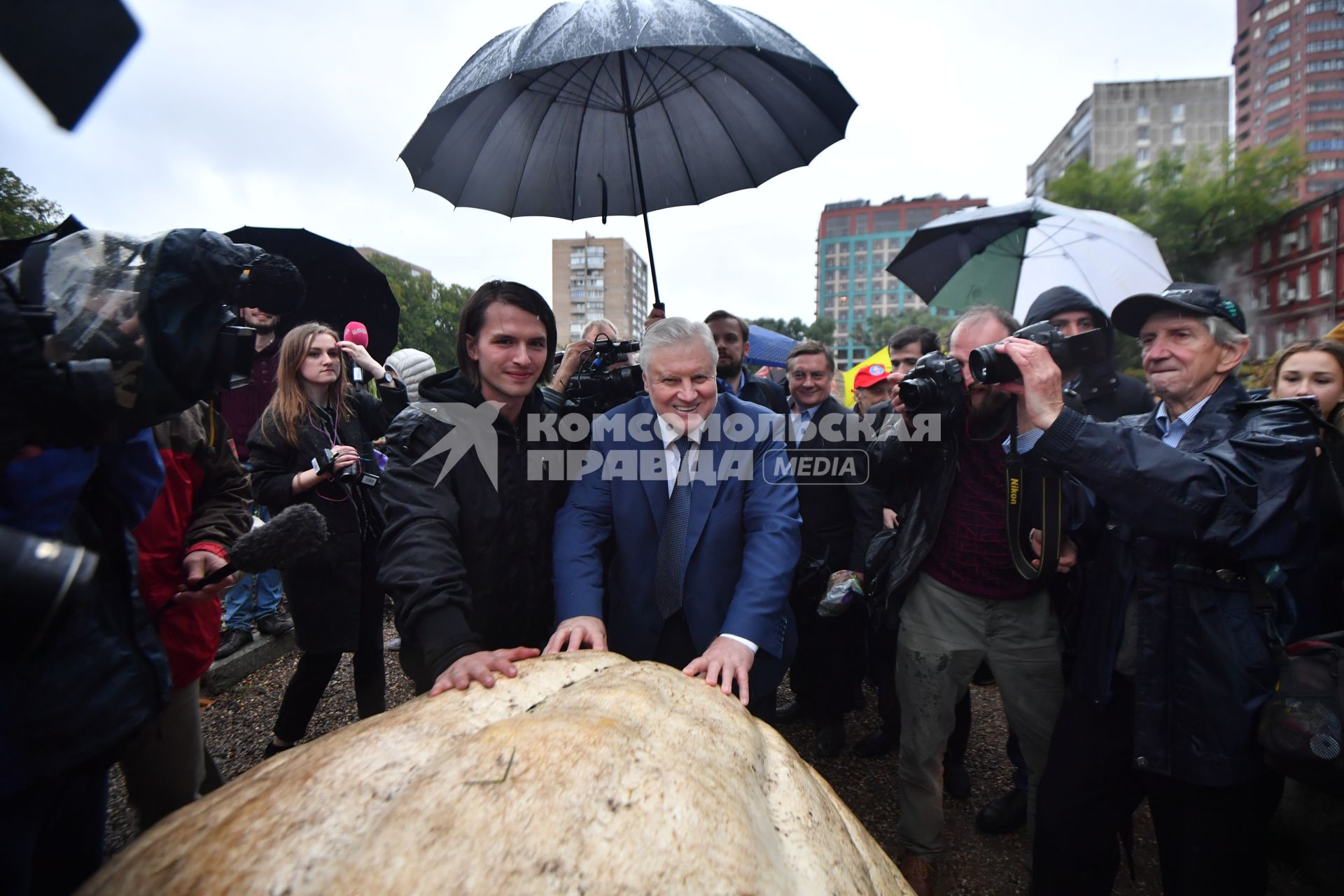 Москва. Житель подмосковного Электрогорска Александр Чусов (второй слева), вырастивший тыкву и лидер партии `Справедливая Россия` Сергей Миронов (в центре)   на презентации самой большой тыквы (472 кг), выращенной в России в преддверии открытия ежегодного фестиваля цветов, урожая, искусства `Краски осени`.