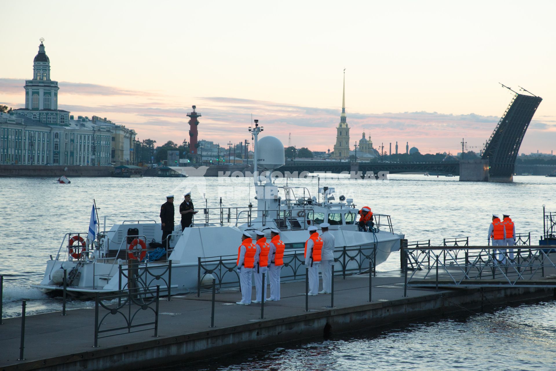 Санкт-Петербург.   Репетиции  главного военно- морского парада посвященного Дню ВМФ в акватории Невы.