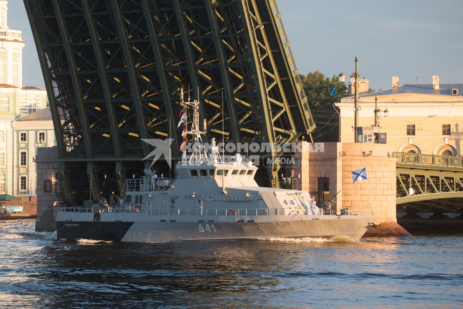 Санкт-Петербург.  Репетиция главного военно- морского парада посвященного Дню ВМФ в акватории Невы.