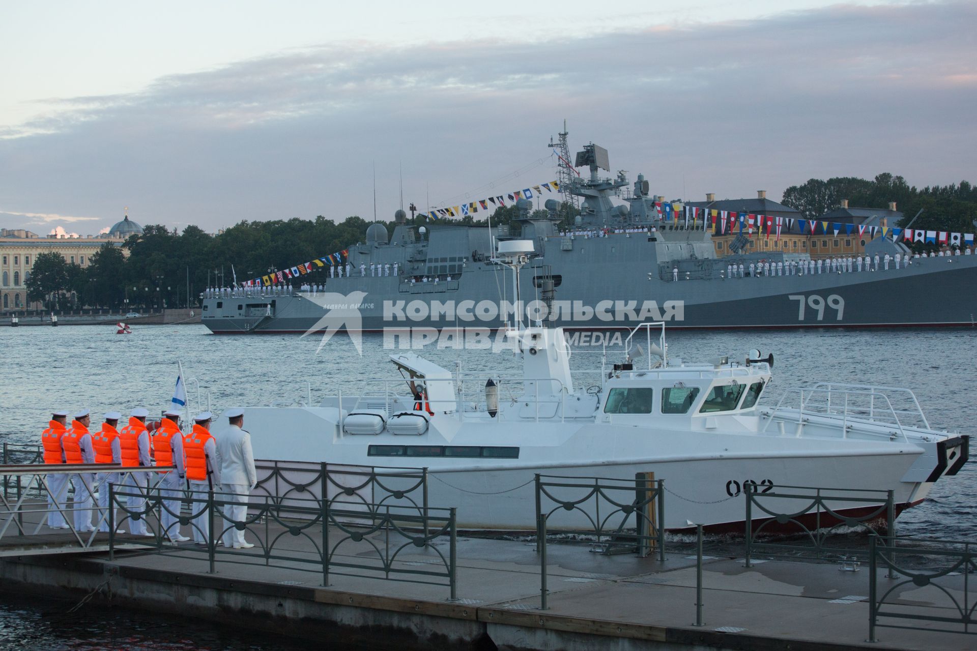 Санкт-Петербург.   Репетиции  главного военно- морского парада посвященного Дню ВМФ в акватории Невы.