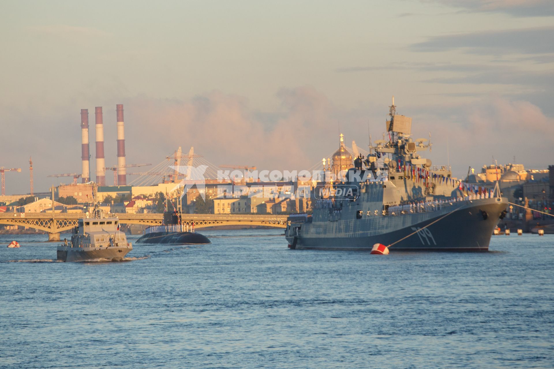 Санкт-Петербург. Сторожевой корабль `Адмирал Макаров`   во время репетиции главного военно- морского парада  посвященного Дню ВМФ в акватории Невы.