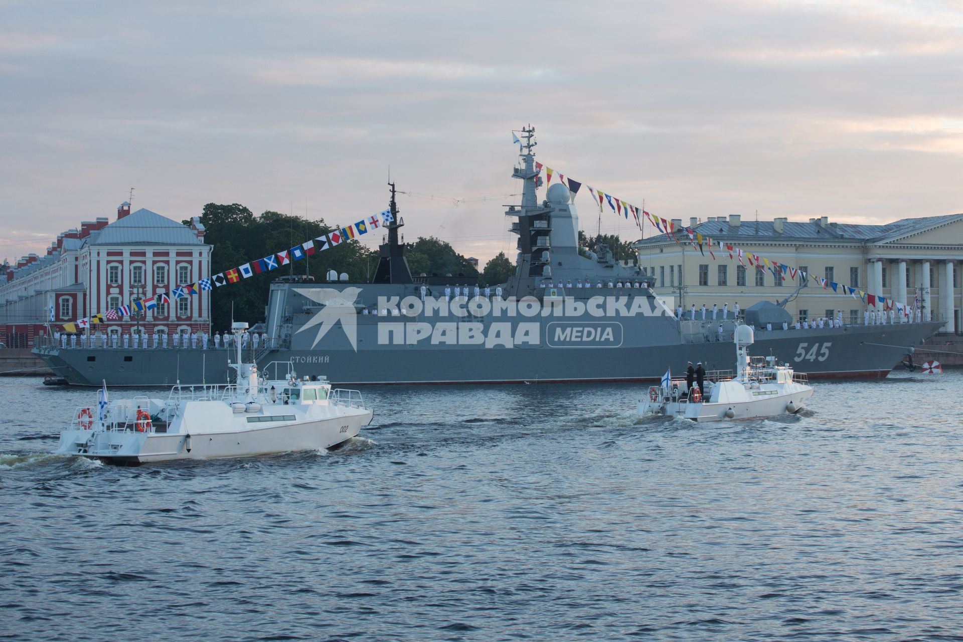 Санкт-Петербург.   Сторожевой корабль `Стойкий`во врмя репетиции главного военно- морского парада посвященного Дню ВМФ в акватории Невы.