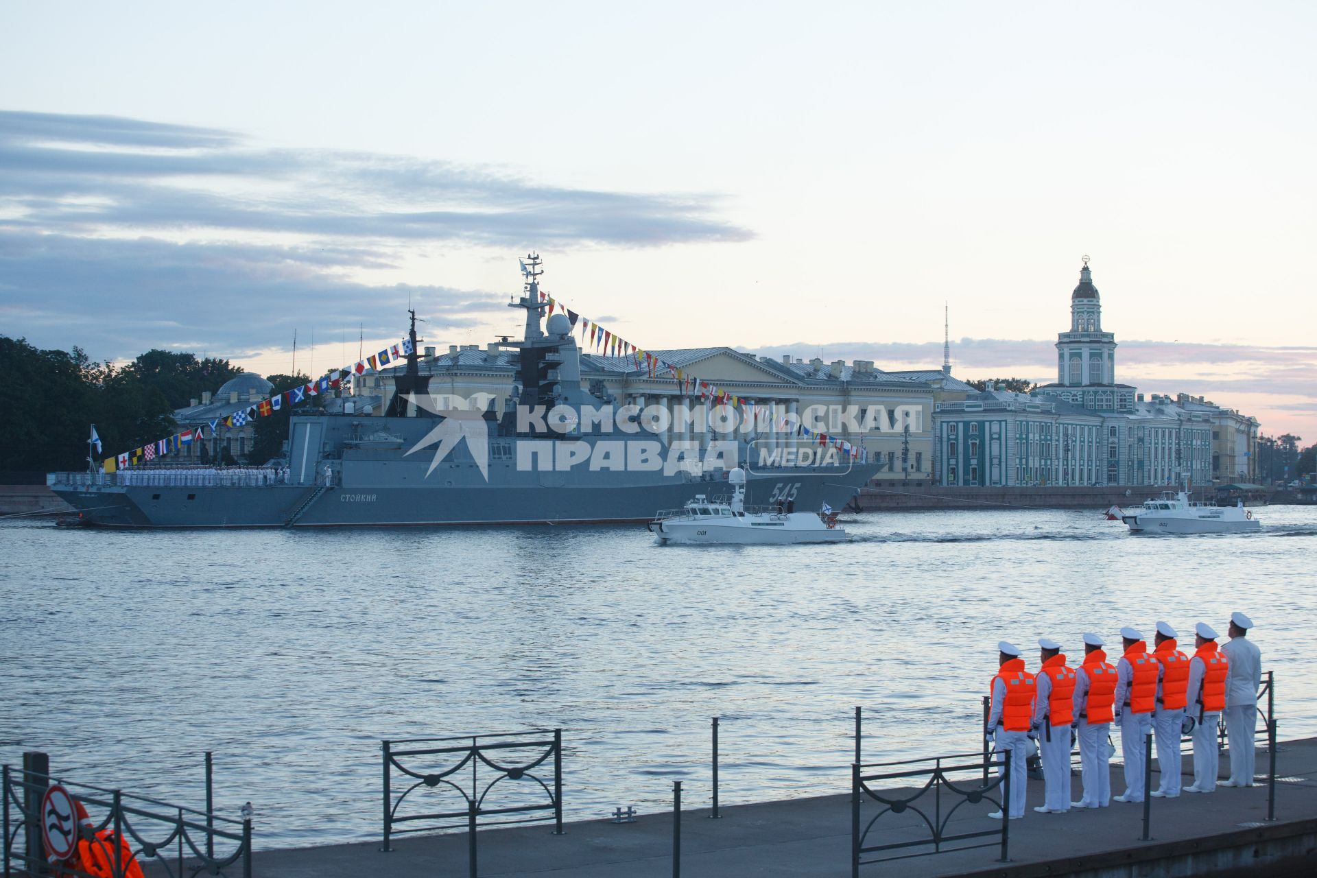 Санкт-Петербург.   Корвет `Стойкий` во время репетиции  главного военно- морского парада посвященного Дню ВМФ в акватории Невы.