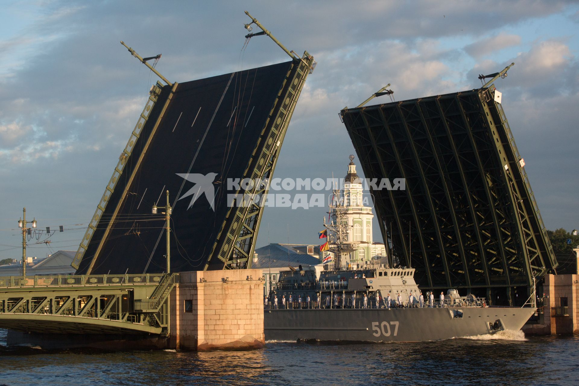 Санкт-Петербург. Разведенный  мост  во время репетиции  главного военно- морского парада посвященного Дню ВМФ в акватории Невы.