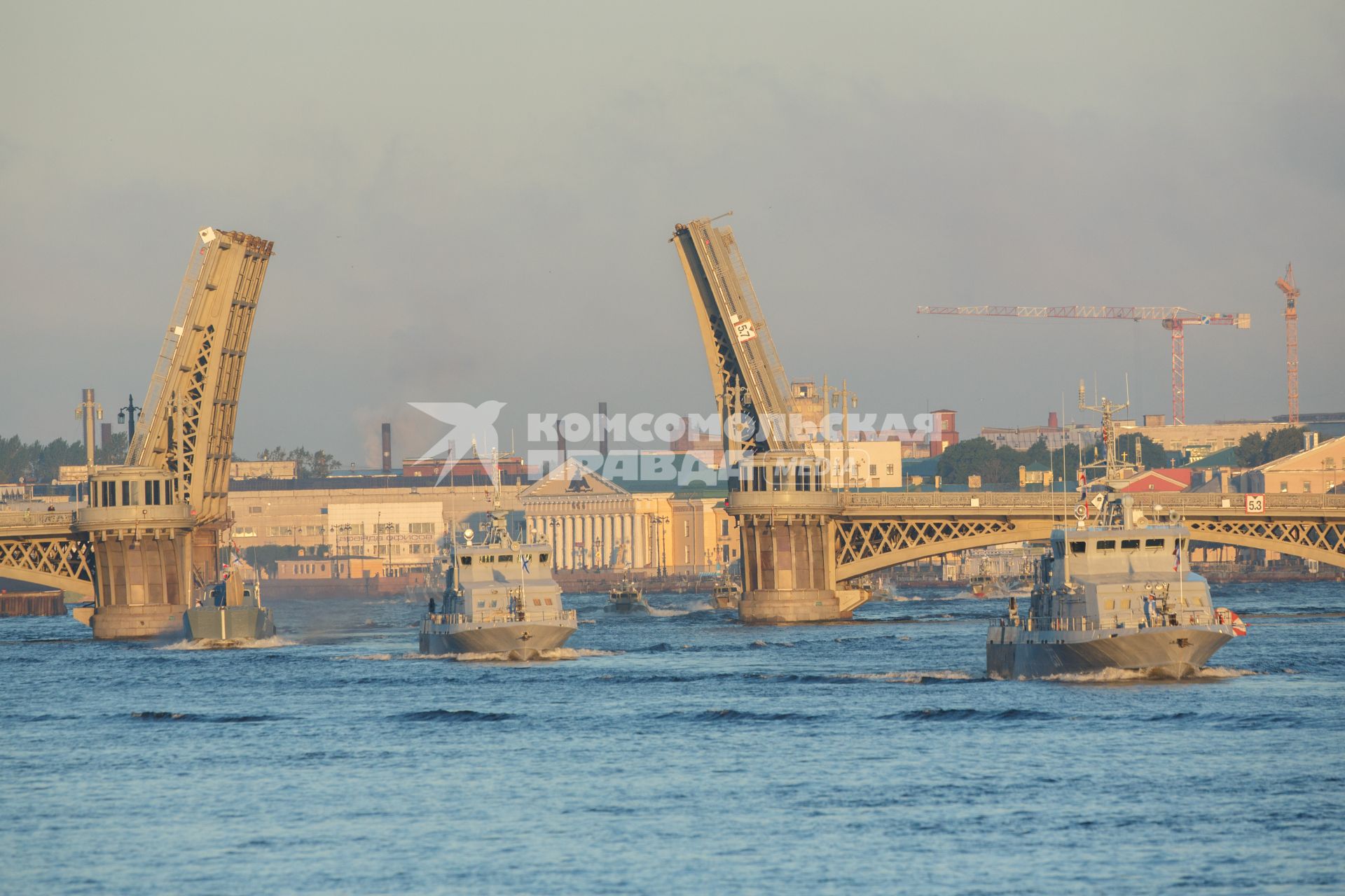 Санкт-Петербург. Разведенный мост  во время репетиции  главного военно- морского парада  посвященного Дню ВМФ в акватории Невы.