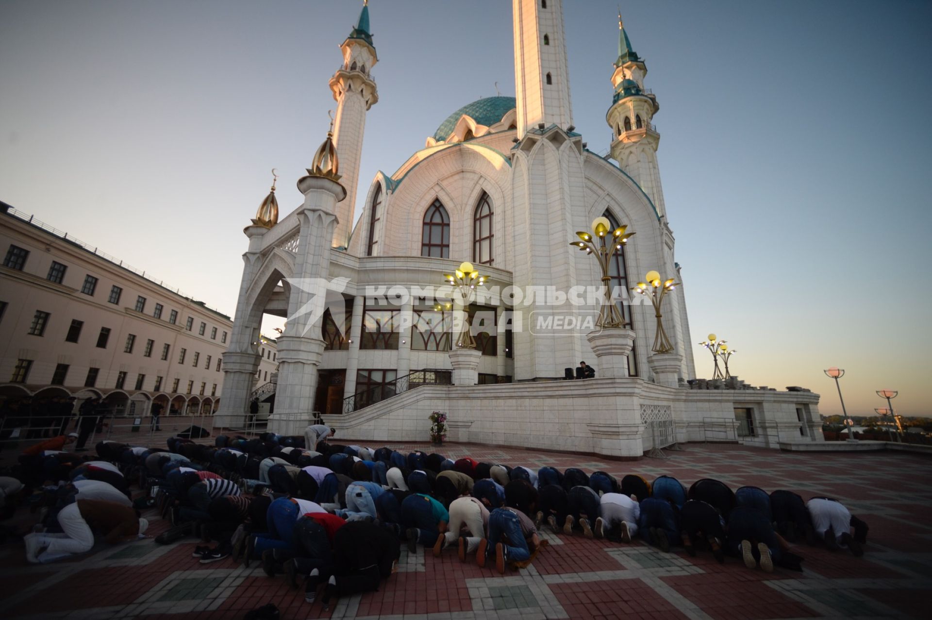 Казань.  Мусульмане молятся  в день праздника жертвоприношения Курбан-байрам у мечети Кул-Шариф.