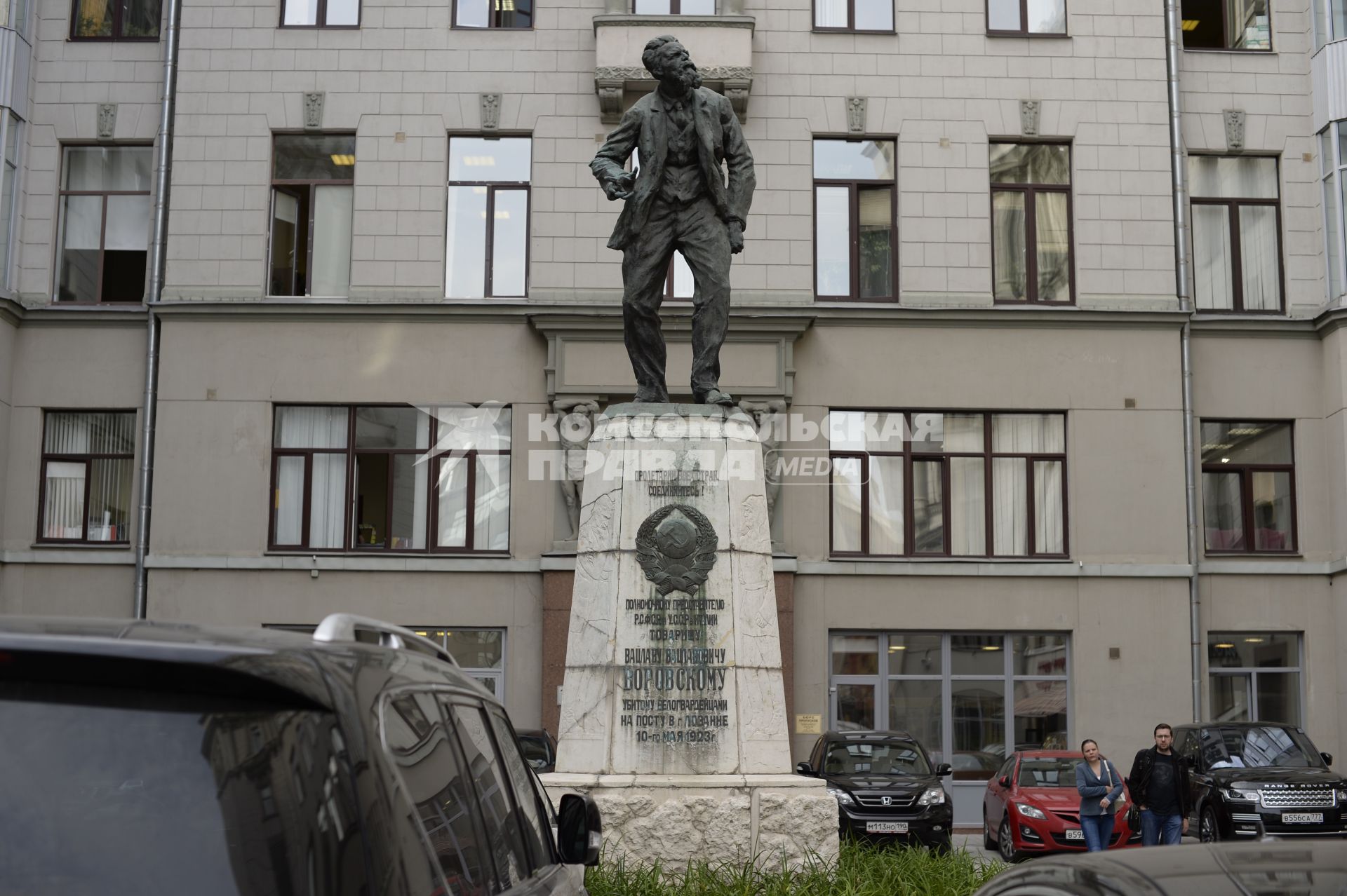 Москва.  Памятник революционеру Вацлаву Воровскому на площади Воровского.