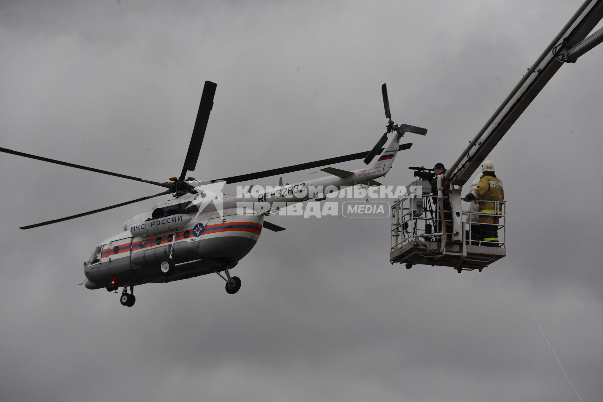 Московская область, Ногинск.  Вертолет МЧС РФ Ми-8  во время учений на Международном салоне средств обеспечения безопасности `Комплексная безопасность-2017`.