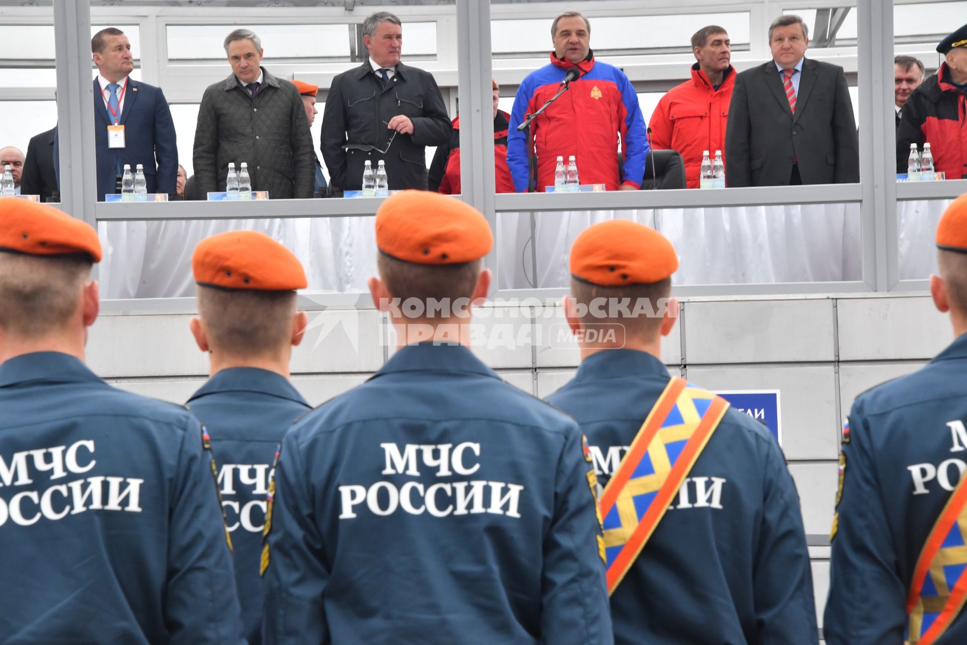 Московская область, Ногинск.  Министр РФ по делам гражданской обороны, чрезвычайным ситуациям и ликвидации последствий стихийных бедствий Владимир Пучков приветствует  сотрудников МЧС   на Международном салоне средств обеспечения безопасности `Комплексная безопасность-2017`.