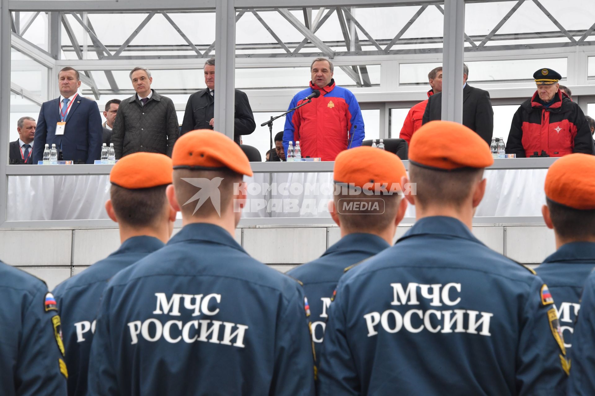 Московская область, Ногинск.  Министр РФ по делам гражданской обороны, чрезвычайным ситуациям и ликвидации последствий стихийных бедствий Владимир Пучков приветствует  сотрудников МЧС   на Международном салоне средств обеспечения безопасности `Комплексная безопасность-2017`.