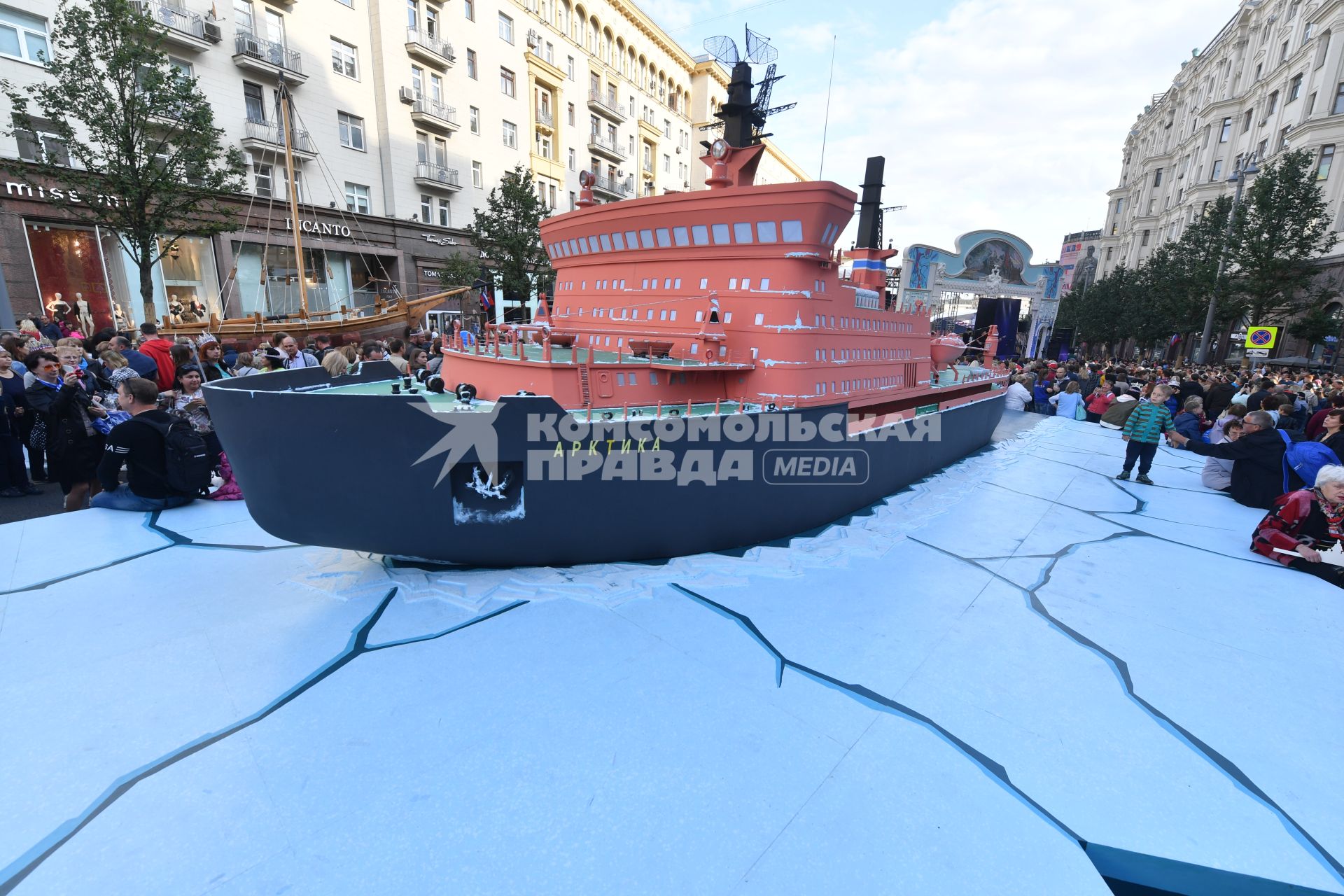 Москва.  Горожане во время праздничных мероприятий, посвященных 870-летию города на Тверской улице.