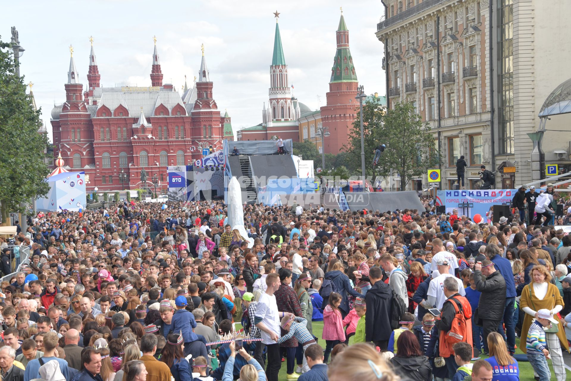 Москва.  Горожане во время праздничных мероприятий, посвященных 870-летию города на Тверской улице.