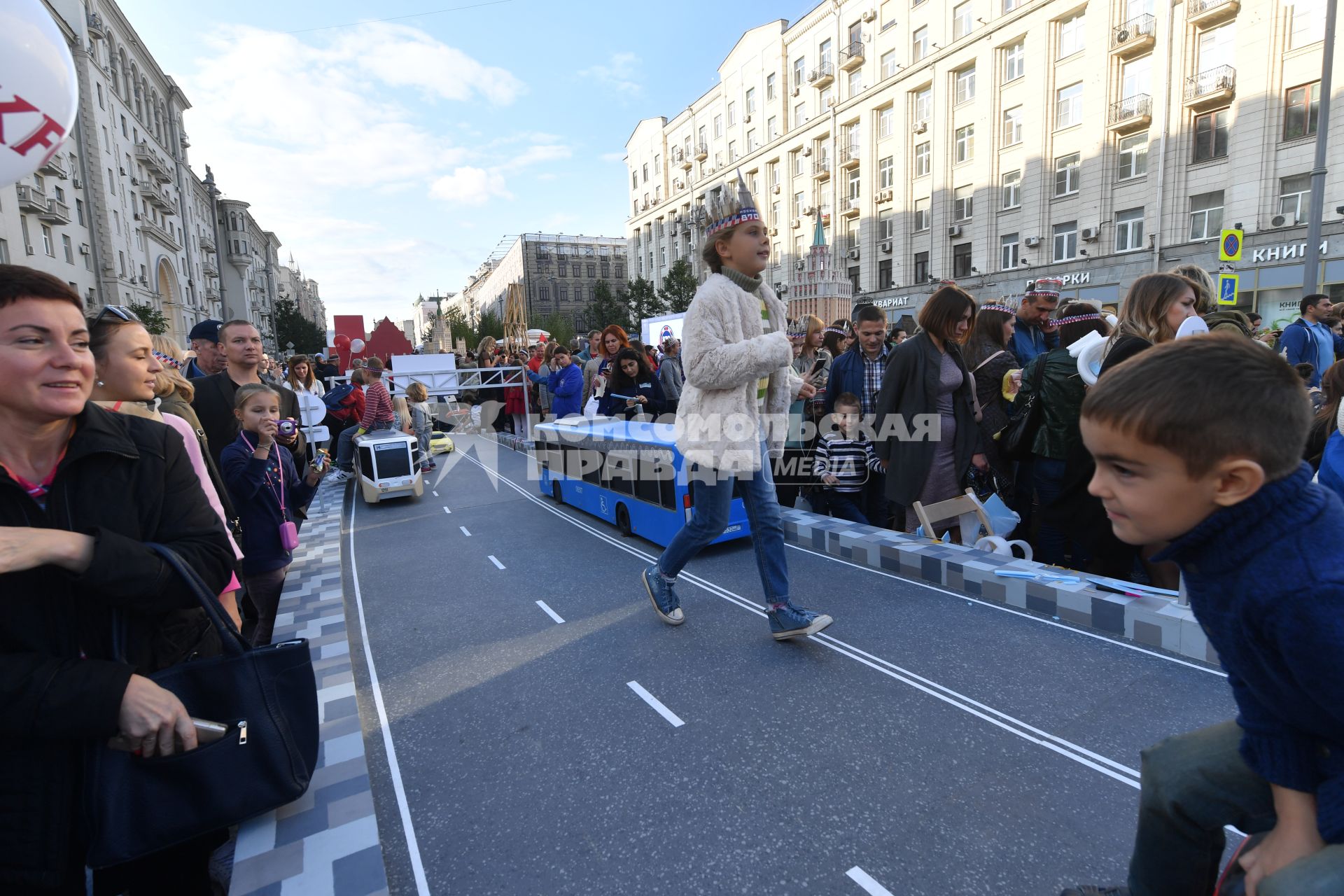 Москва.  Горожане во время праздничных мероприятий, посвященных 870-летию города на Тверской улице.