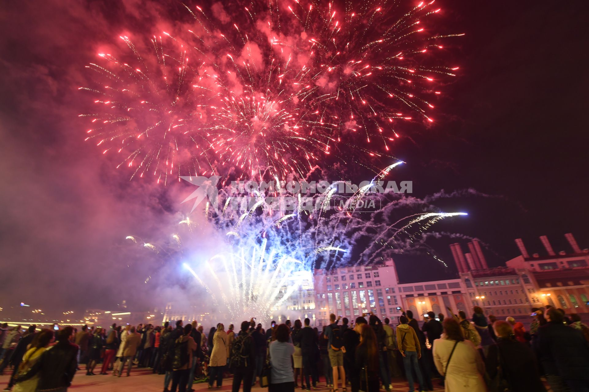 Москва. Праздничный салют на Москве-реке у парка `Зарядье` в честь 870-летия  города.