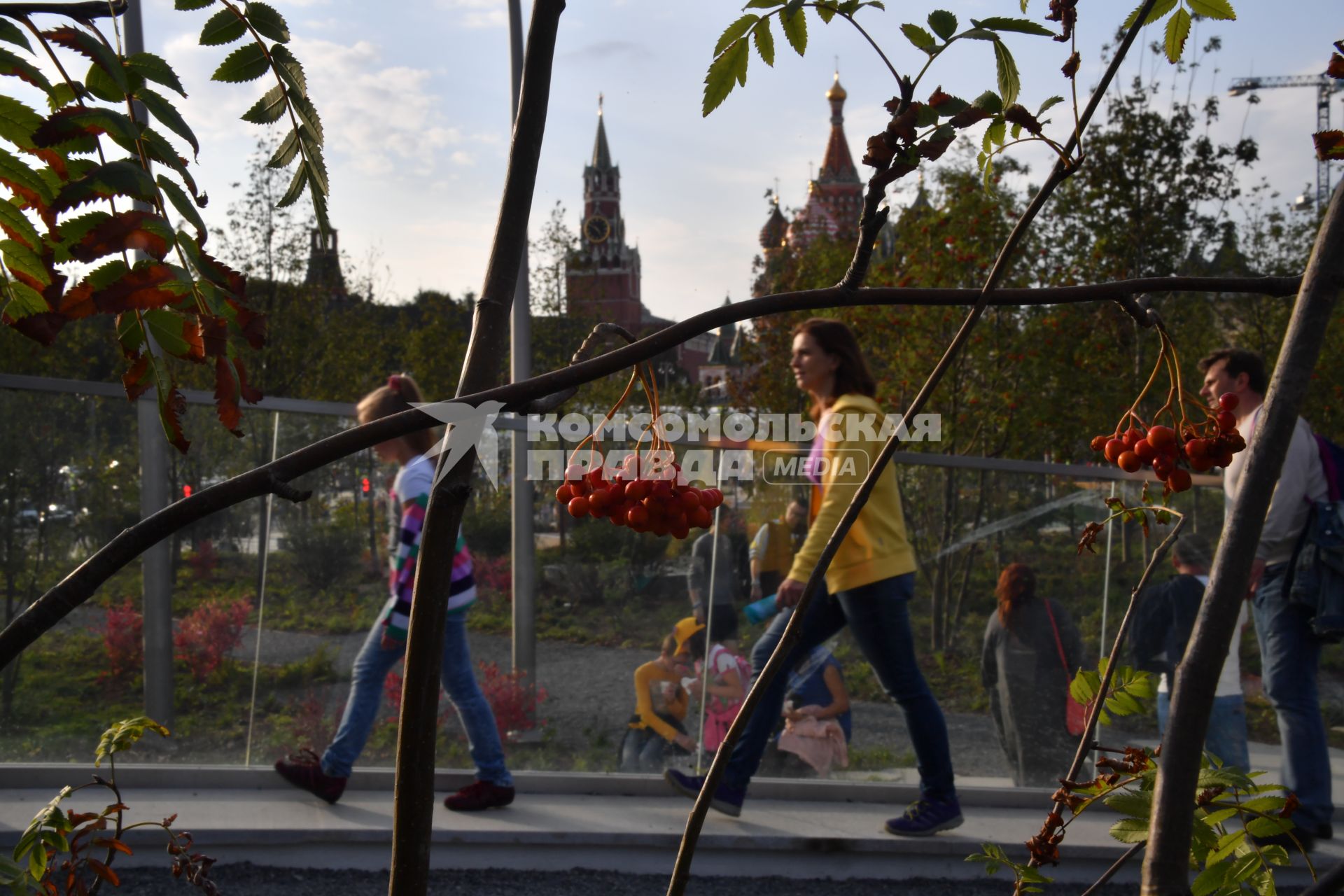 Москва.   Посетители  на территории природно-ландшафтного парка `Зарядье`.