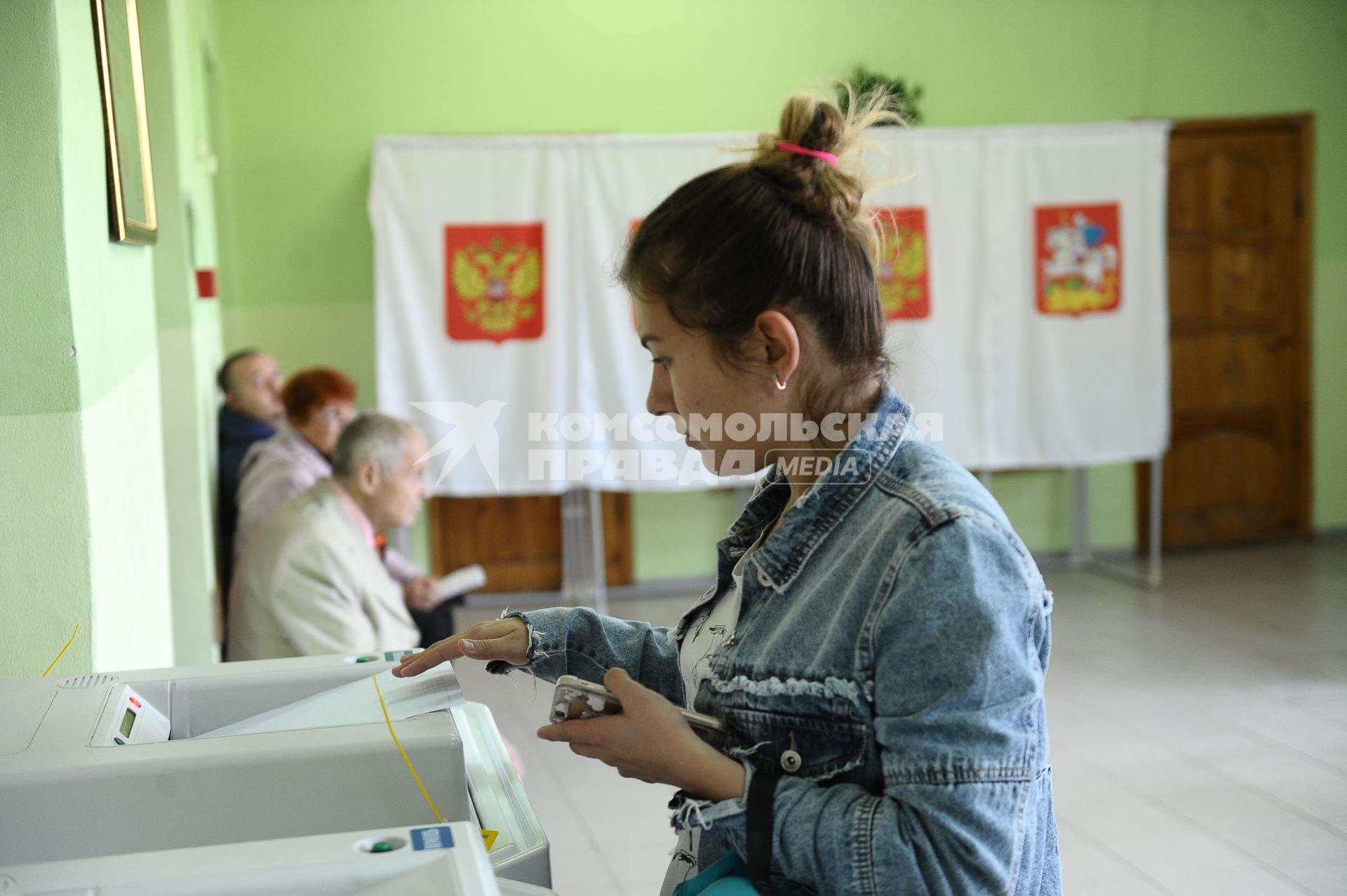 Московская область. Жители города в единый день голосования на избирательном участке # 1789.