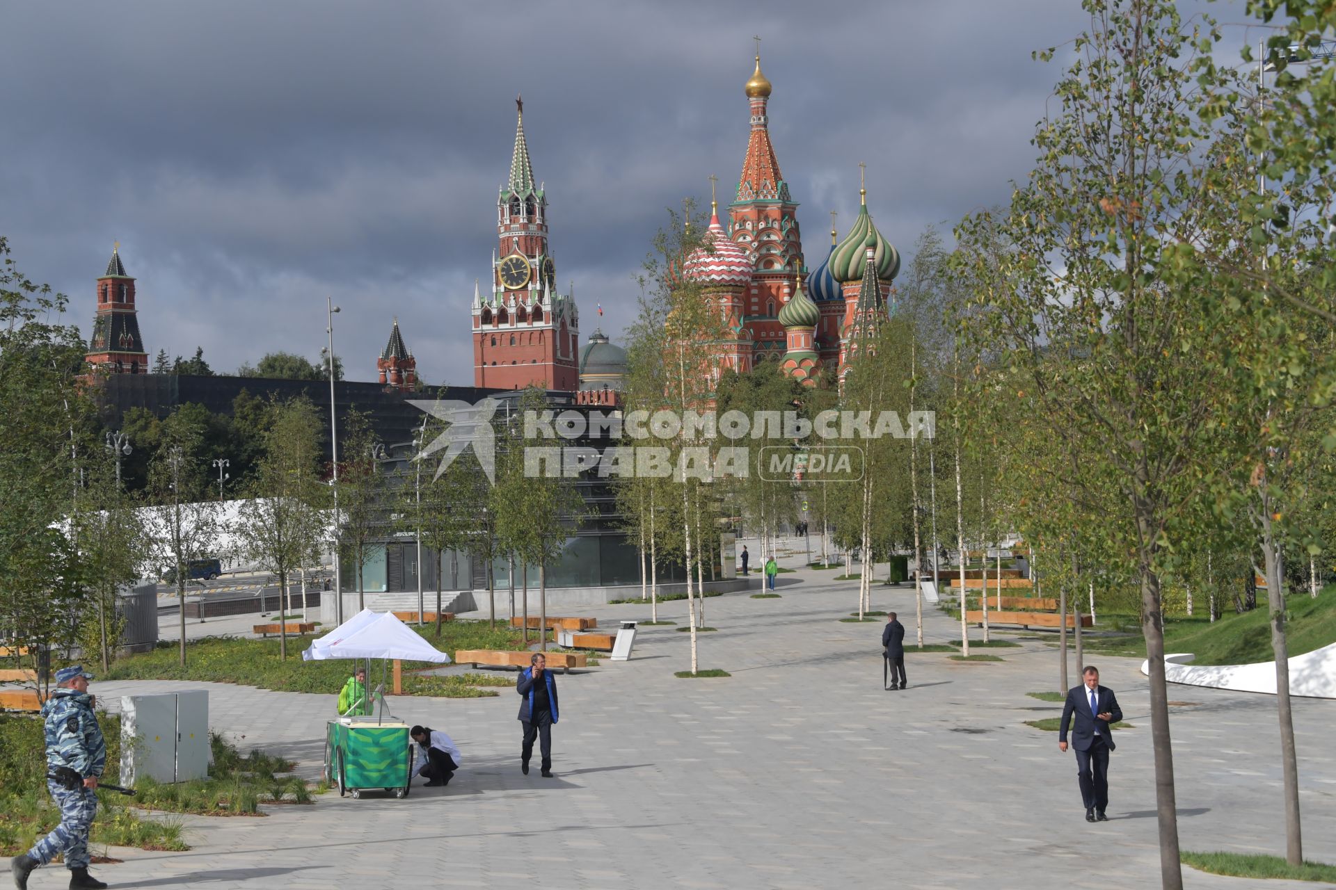 Москва.  Вид на Спасскую башню и храм Василия Блаженного  со стороны  природно-ландшафтного парка `Зарядье`.