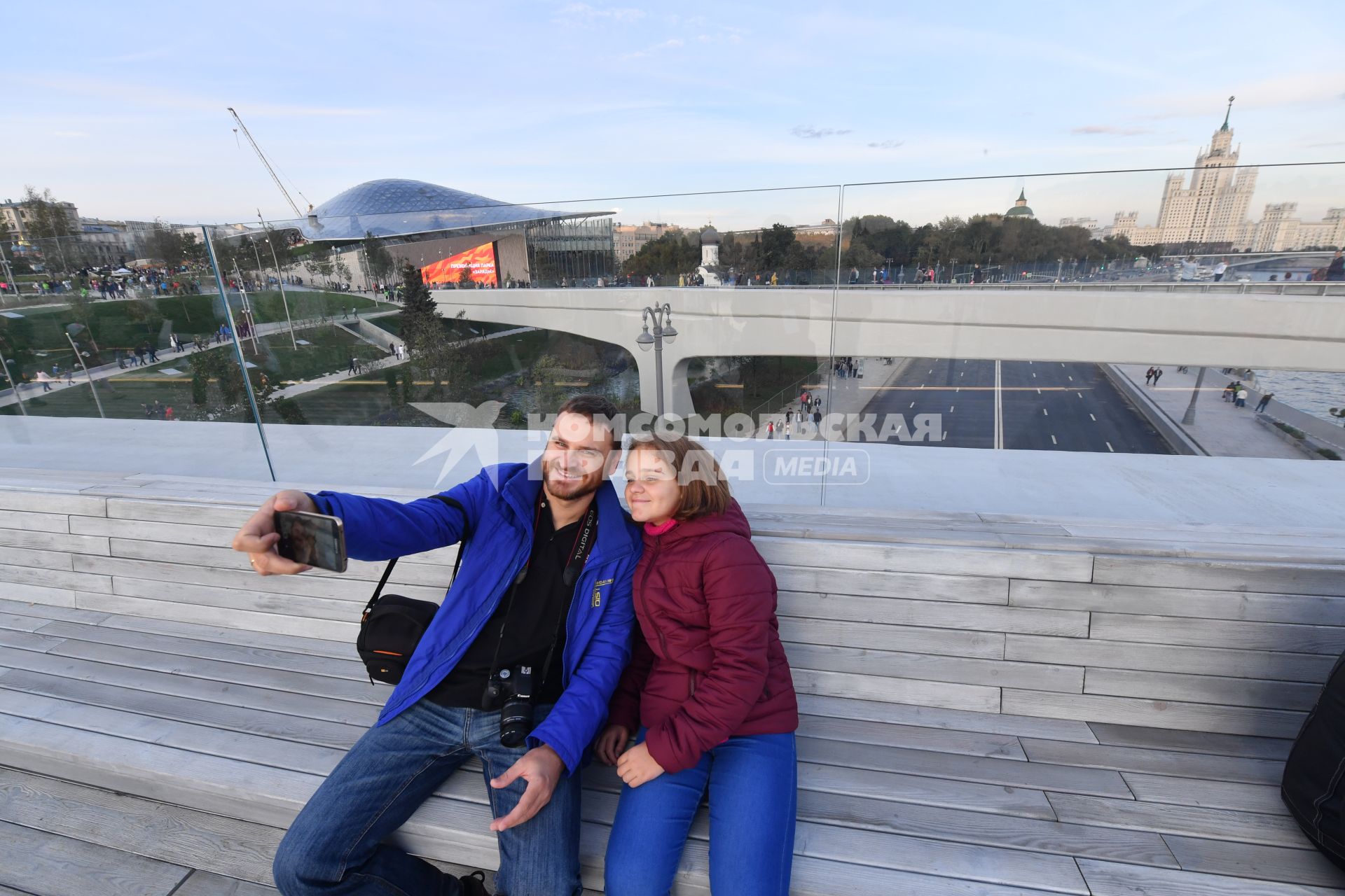 Москва. Посетители  фотографируются на `парящем мосту`  природно-ландшафтного  парка  `Зарядье`.